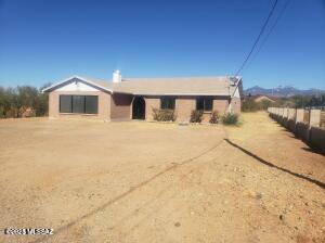 Beautiful  house located in a peaceful        cul-de-sac  This spacious 3 bedroom ,2 bathroom  ,tall ceiling with a cozy fireplace.
New roof  with a 2 year warranty

MUST SEEE