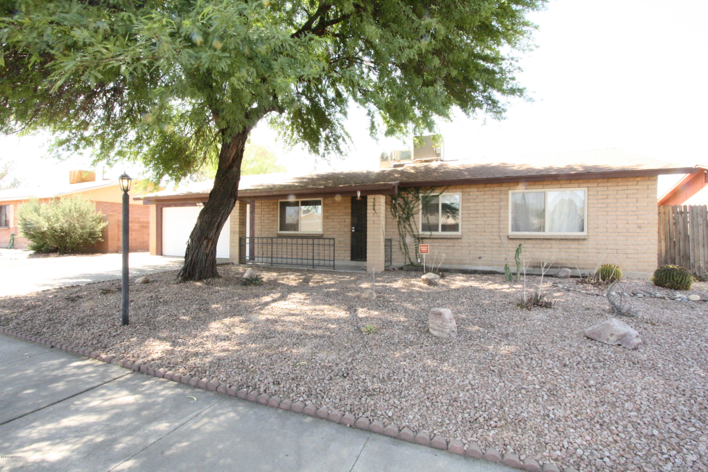 Remodeled 3bdr/2ba minutes to I-10, shopping and more! Beautiful kitchen w/granite counters and new appliances! Big fenced backyard, covered patio and two car garage.