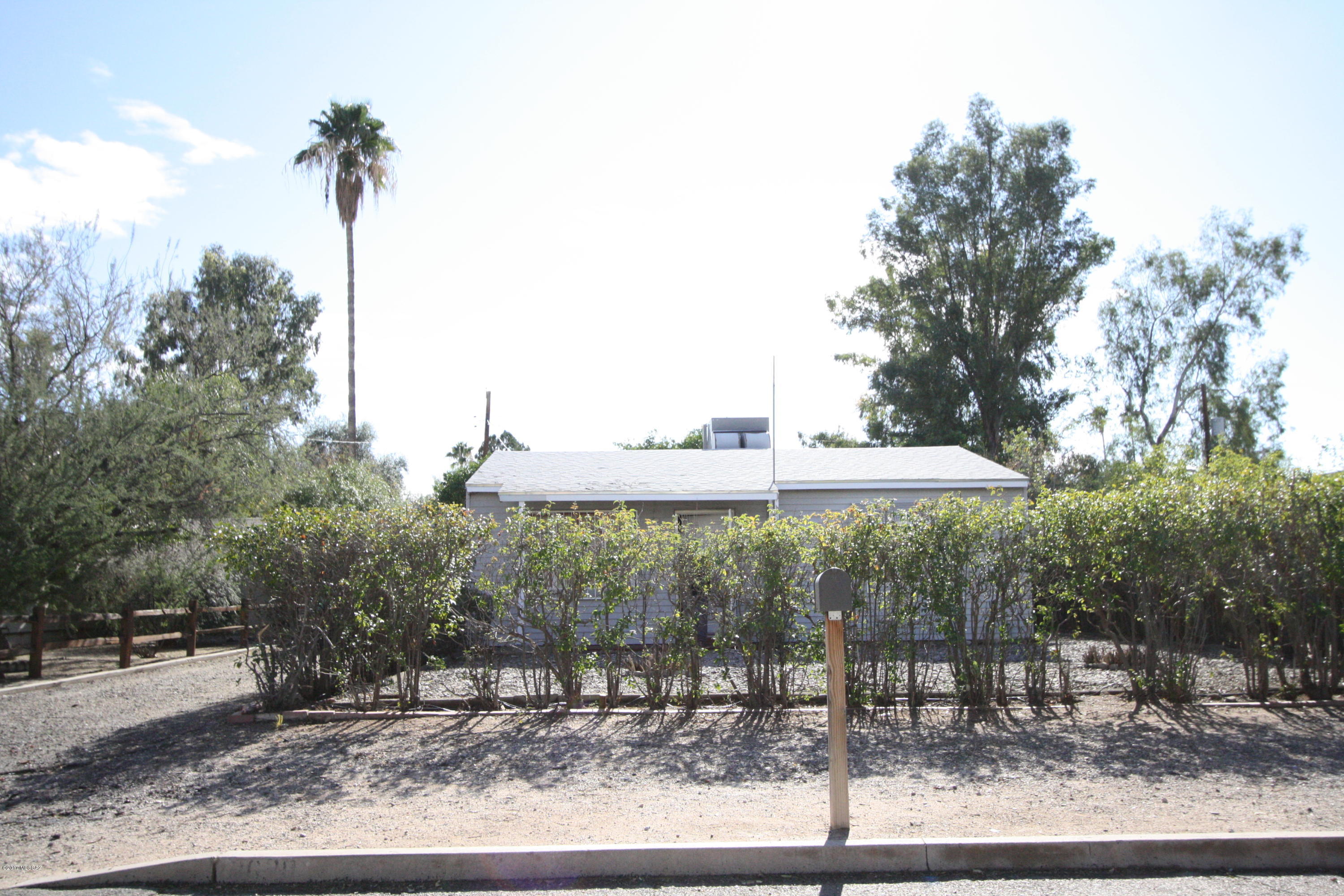 Charming 2bdr/2ba w/spacious Den! Concrete flooring in all rooms except bedrooms.
Kitchen w/gas stove, refrigerator and dishwasher.
Huge backyard w/mature fruit trees and extra storage.
Ceiling fans throughout.