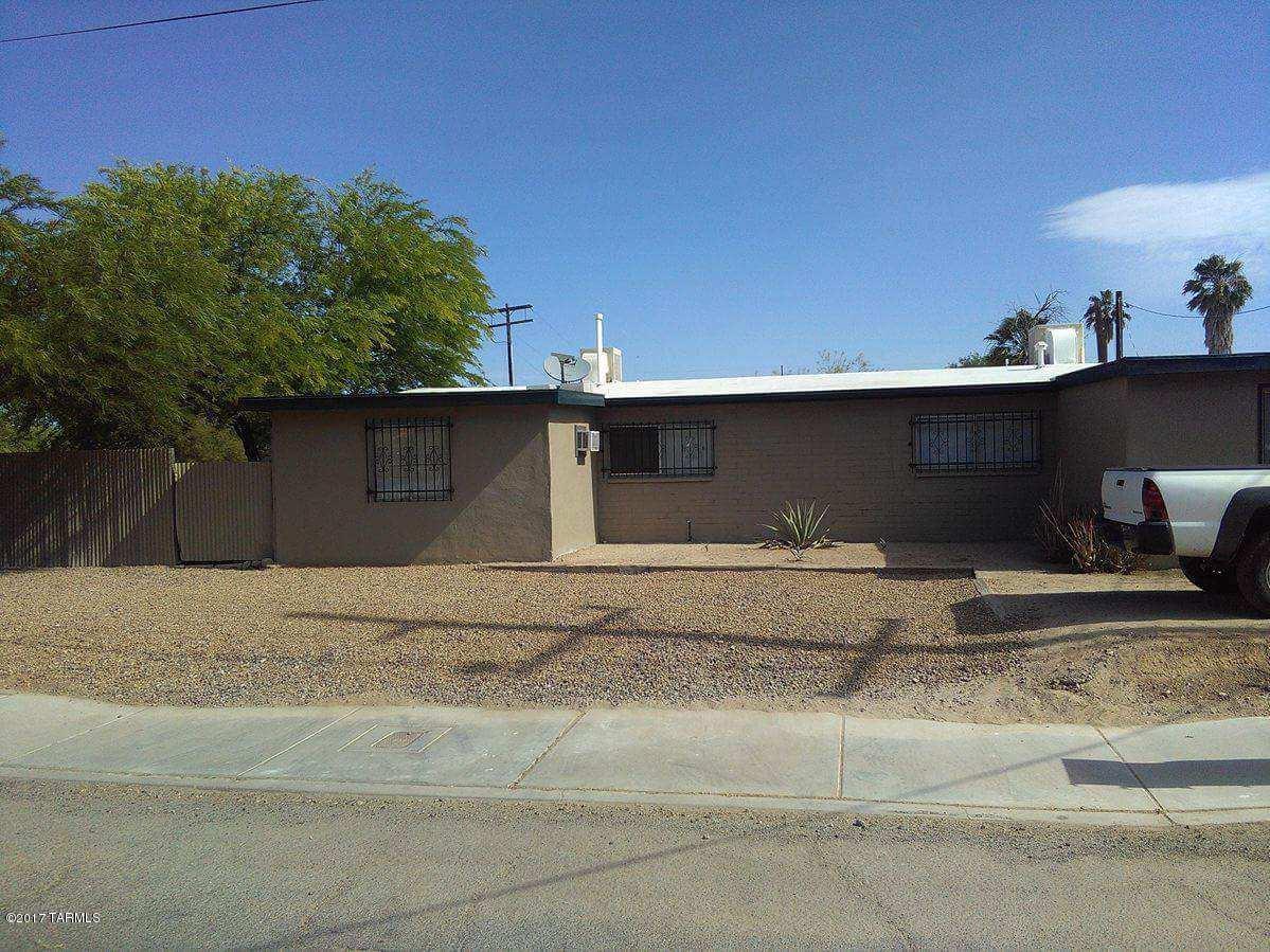 4 plex easy to rent, so close to everything including bus stop. These units have been well maintained and each unit has a small yard. Tenants pay their own elec, gas and cable. Owner pays water and trash. Recently coated roof and serviced coolers. Units are in good shape.