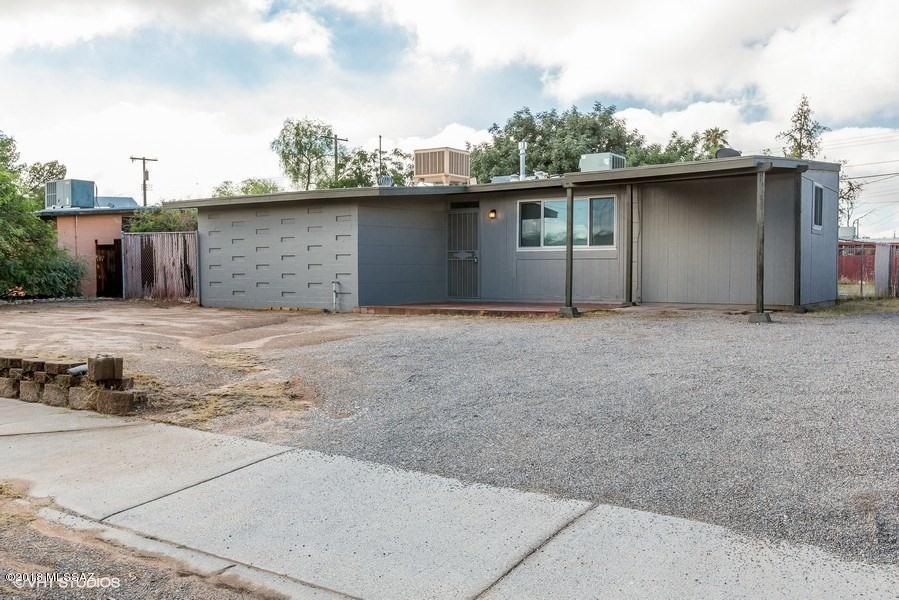 Incredibly remodeled 3 bedroom home in Tucson. Spectacular updated kitchen features new hardware, new countertops, and new flooring, Living areas and bedrooms feature new carpet and new interior paint. Remodeled bathroom with extensive elegant tile work and new hardware. Updated ceiling fans throughout. Large backyard!