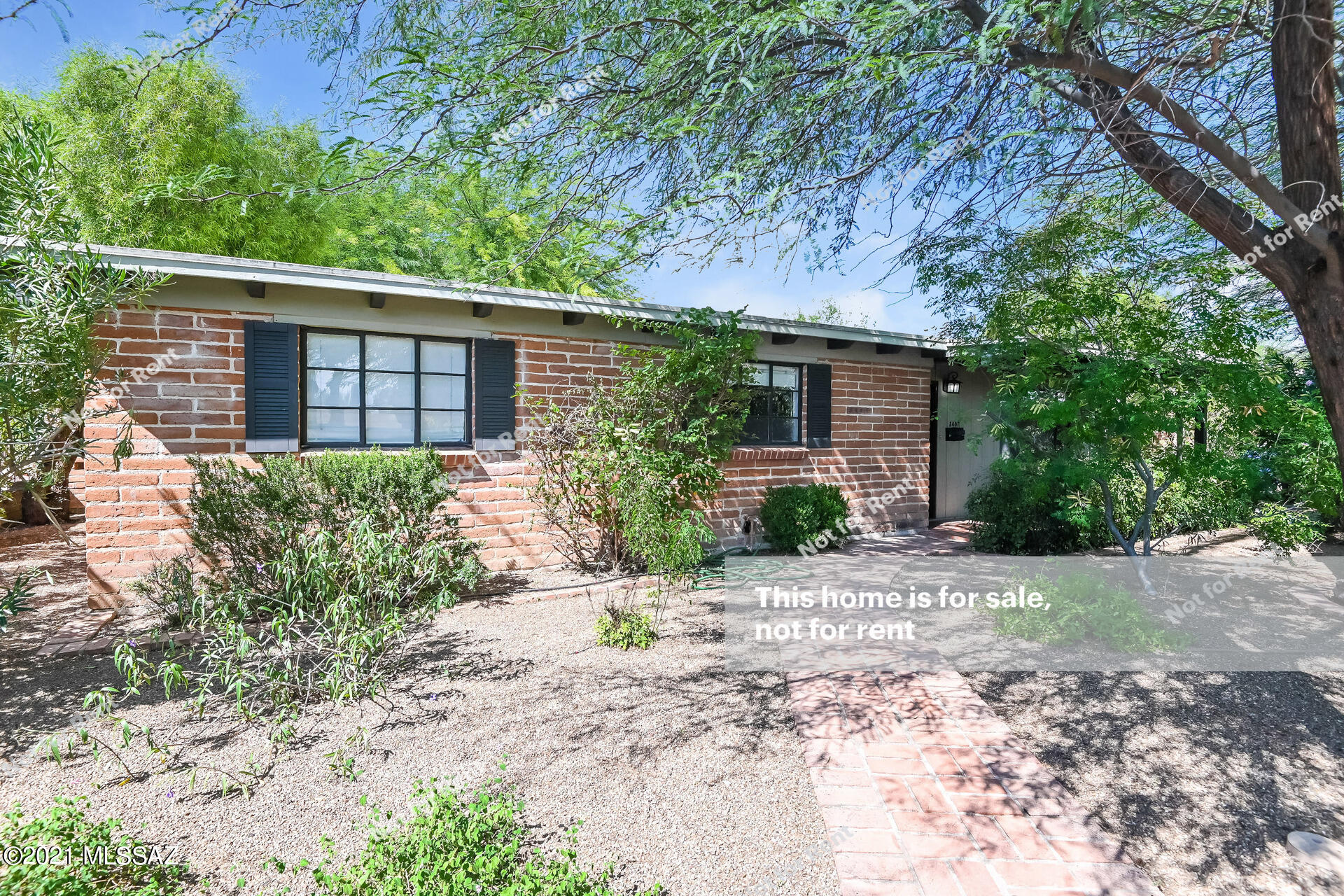 This Tucson one-story home offers a patio, and granite countertops. This home has been virtually staged to illustrate its potential.