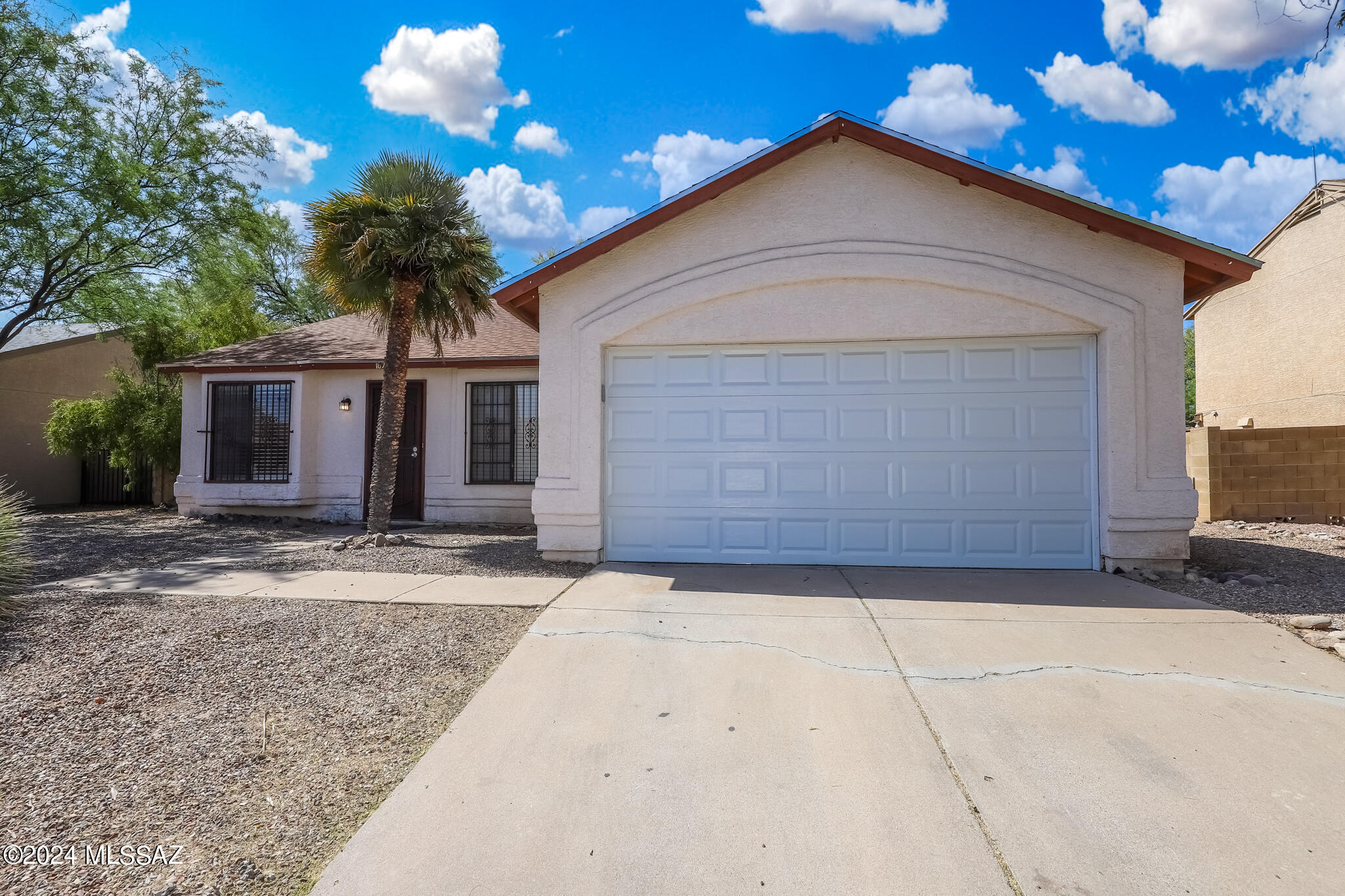 You can have it all with this Reszi home in Midvale Park. High vaulted ceilings, two-sided fireplace. The kitchen features a breakfast bar, and a formal dining area. Main bedroom/bath suite with soaking tub plus built-in vanity and walk in closet. Split bedroom plan. French doors lead out to an enclosed backyard with a covered patio. 2-car garage. Community park, tennis courts & playground. Convenient to I-19, shopping, restaurants, schools & other amenities, within walking distance of the elementary school. Come and take a look today!