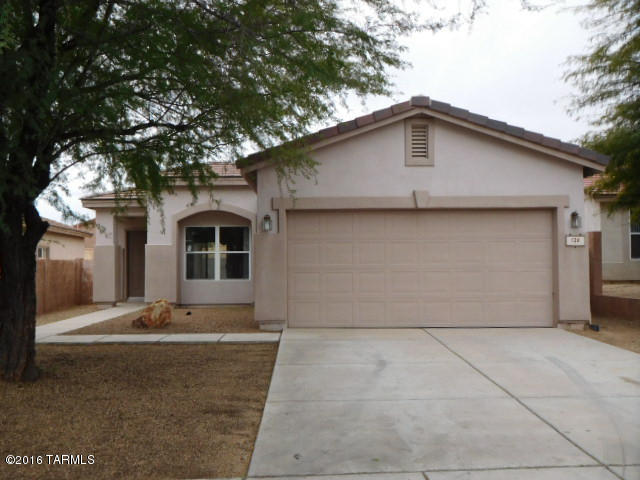 Great 4bd/2bth home located in Rancho Sahuarita. Spacious open living area with breakfast bar and pass thru window. Cozy Kitchen features an island and eat in area. Roomy master bedroom with mirrored closet doors. Nice size backyard, close to neighborhood park.