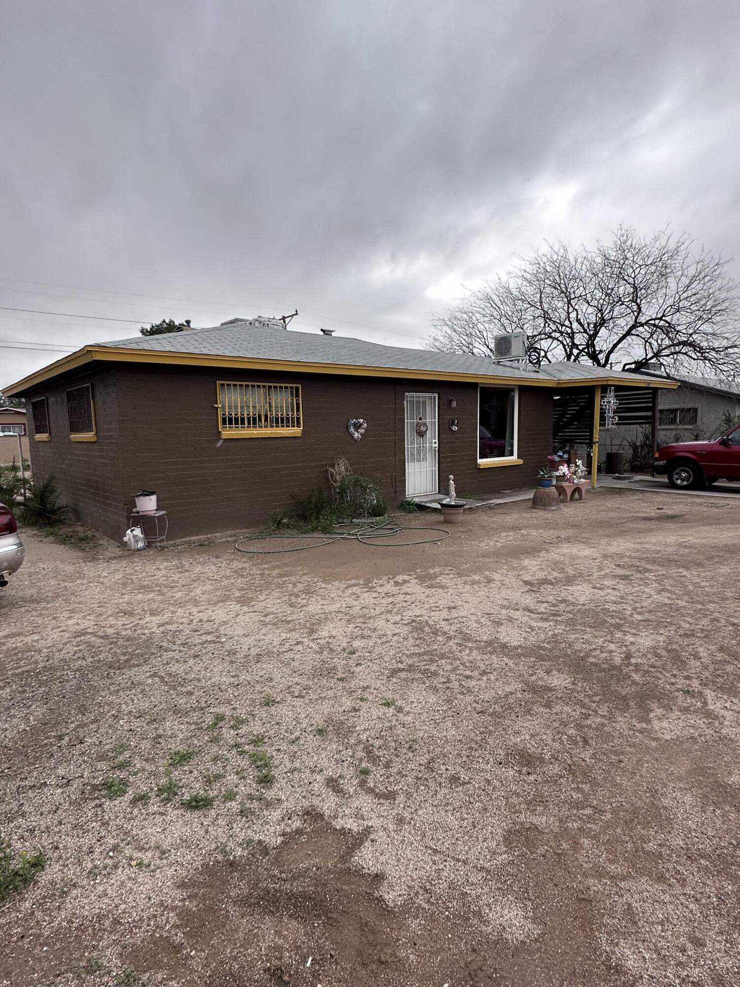Take a Look at this 2 Beds 1 Bath house, Great Investments property or perfect for a small family. Big Lot without HOA addendum, located to close to I-19 shopping and schools.
