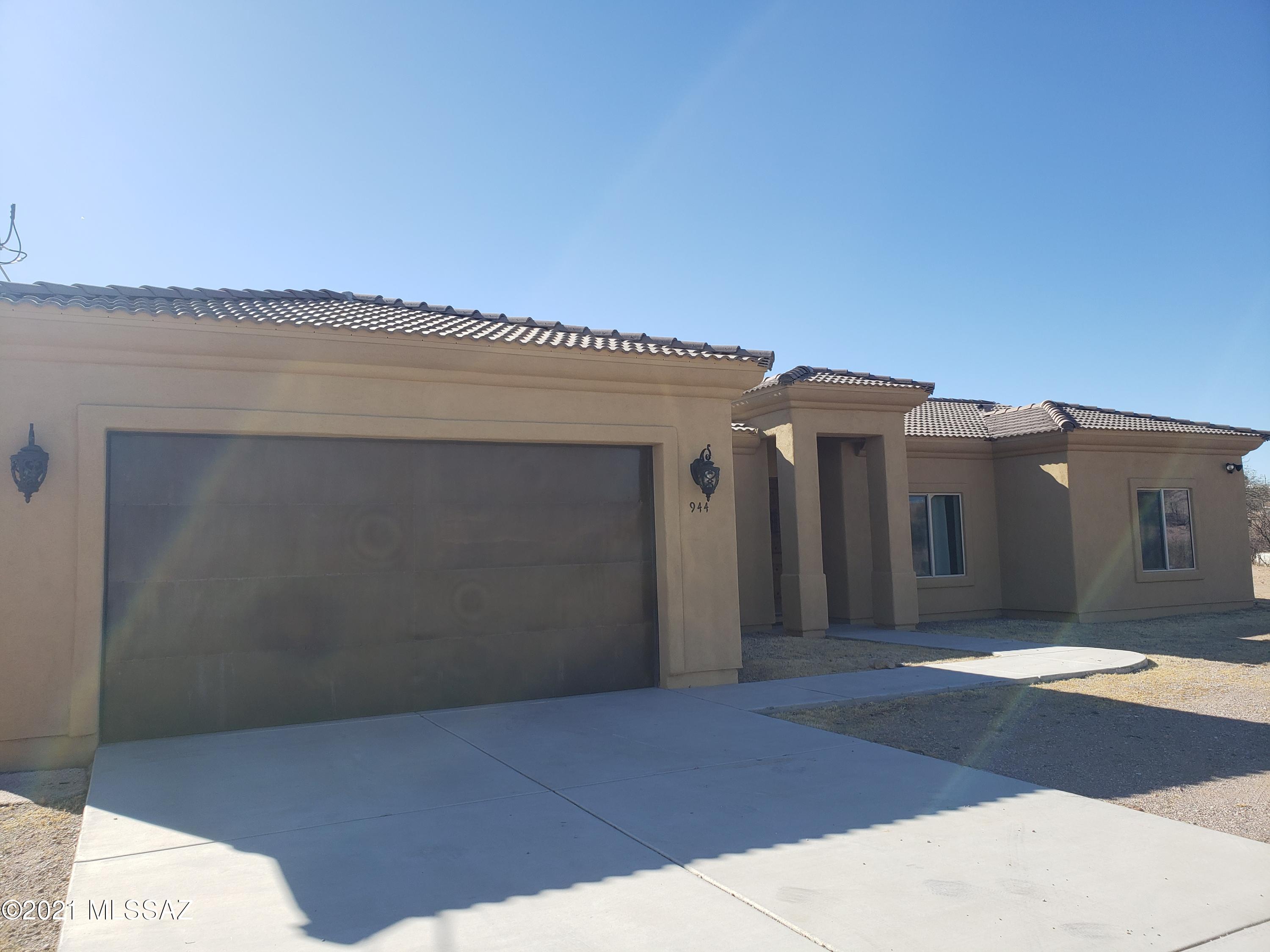 3bd ,2ba plus den move in ready home off exit 12, tile floors, tile roof, ac system all electric 
stainless steel appliances, window covering stay,
2 car garage, granite counter tops , his and hers closet.