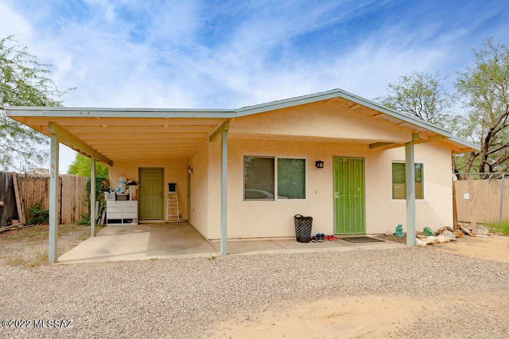 Contemporary 3 bed, 2 bath home built in 2005. Set back on a private lot with no HOA and ample space for RV parking in Central Tucson!  Extra bonus/utility/large laundry room. Huge backyard has tons of potential! Located minutes from The Rillito River paved bike path, Banner Medical Center, University of Arizona and flourishing downtown Tucson. Schedule a showing today!
