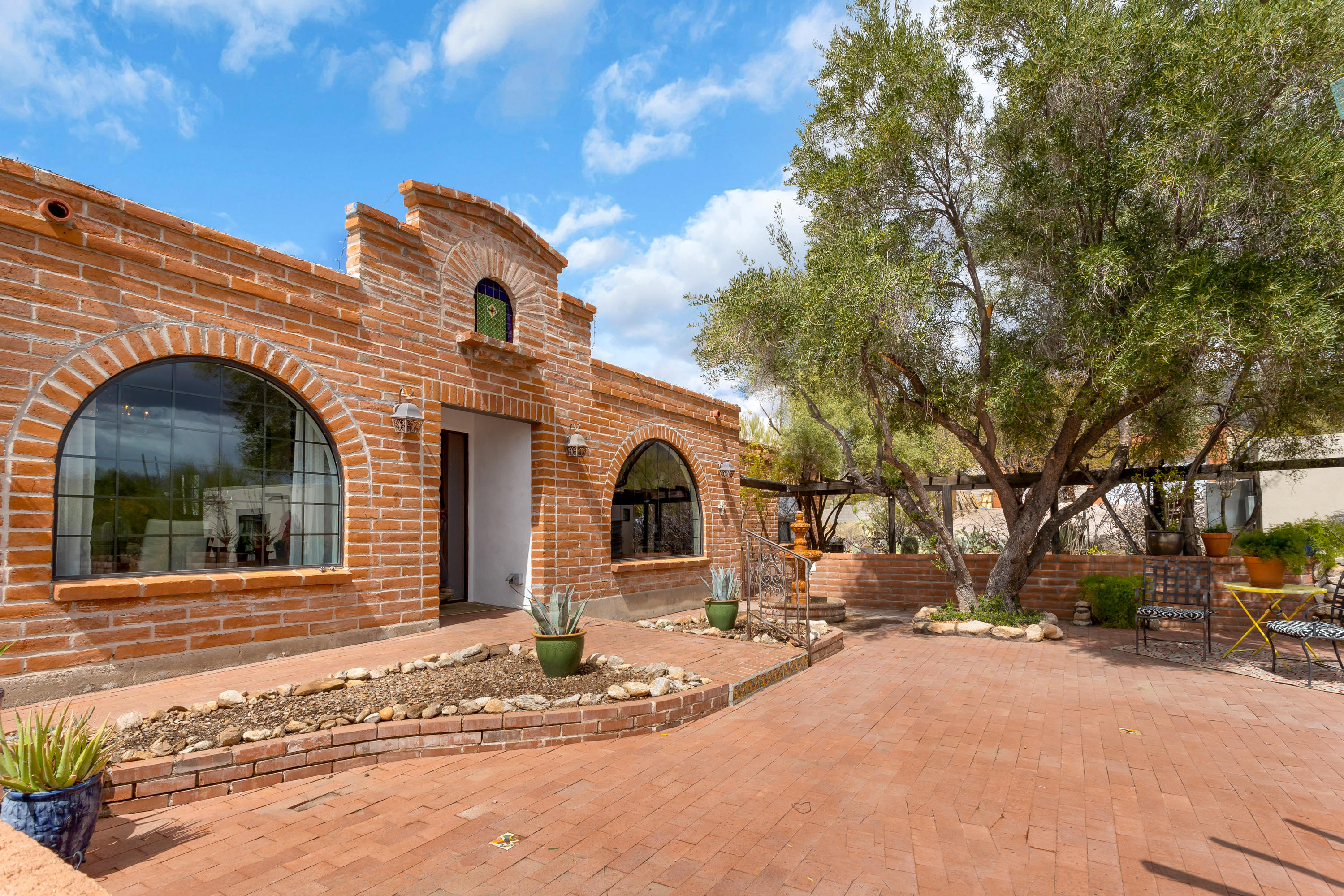 Range Priced: Seller to accept/counter offers between $595,000-$640,000. This Suffolk Hills charmer won't last long. From the gorgeous views to the mesquite floors, this home will ''WOW'' you as soon as you walk in the door. Guest House/Casita is currently used as an AirBnB, hosting guests all year around. Casita is being sold fully furnished and ready to turn over to Buyer to use as an income property. Just a 3 minute walk to Westward Look tennis, fitness and swim club. Enjoy the beautiful sunsets from the courtyard or birdwatch in the private back patio. You will get the true essence of the Old Pueblo in this home!