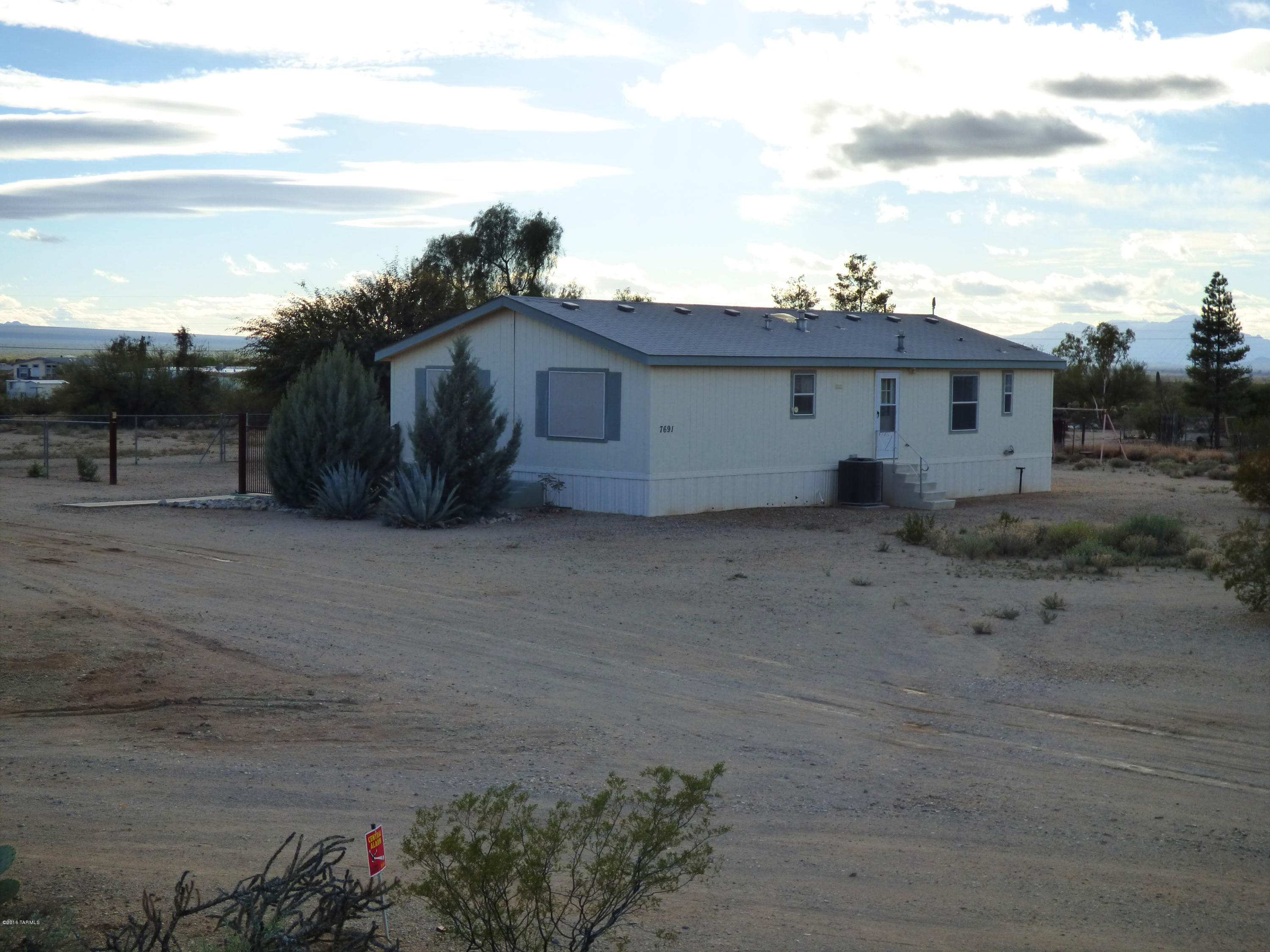 Very well maintained Clayton El Mirage Manufactured Home on over 2+ Acres with great Sunset views. Chain Link fenced back yard. Property also has a 512 sq ft room addition away from the home and several metal storage rooms and covered parking areas that are perfect for horse stalls, hay barn and tack rooms. Plenty of space for horses or other livestock. Property extends down the property line to the gate at the south end of the lot allowing plenty of room for a horse arena.
Great sunset views.