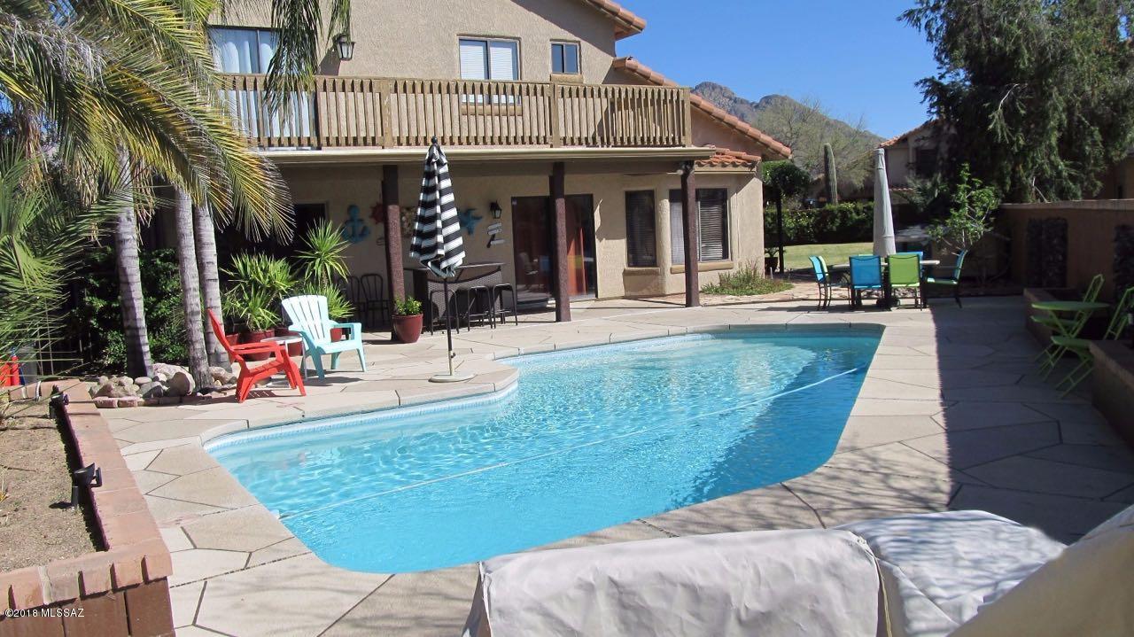 New Listing with Appraisal already done, property located in a huge corner lot with beautiful pool !! 
5B/4B Updated kitchen and Bathroom on Master Bedroom.