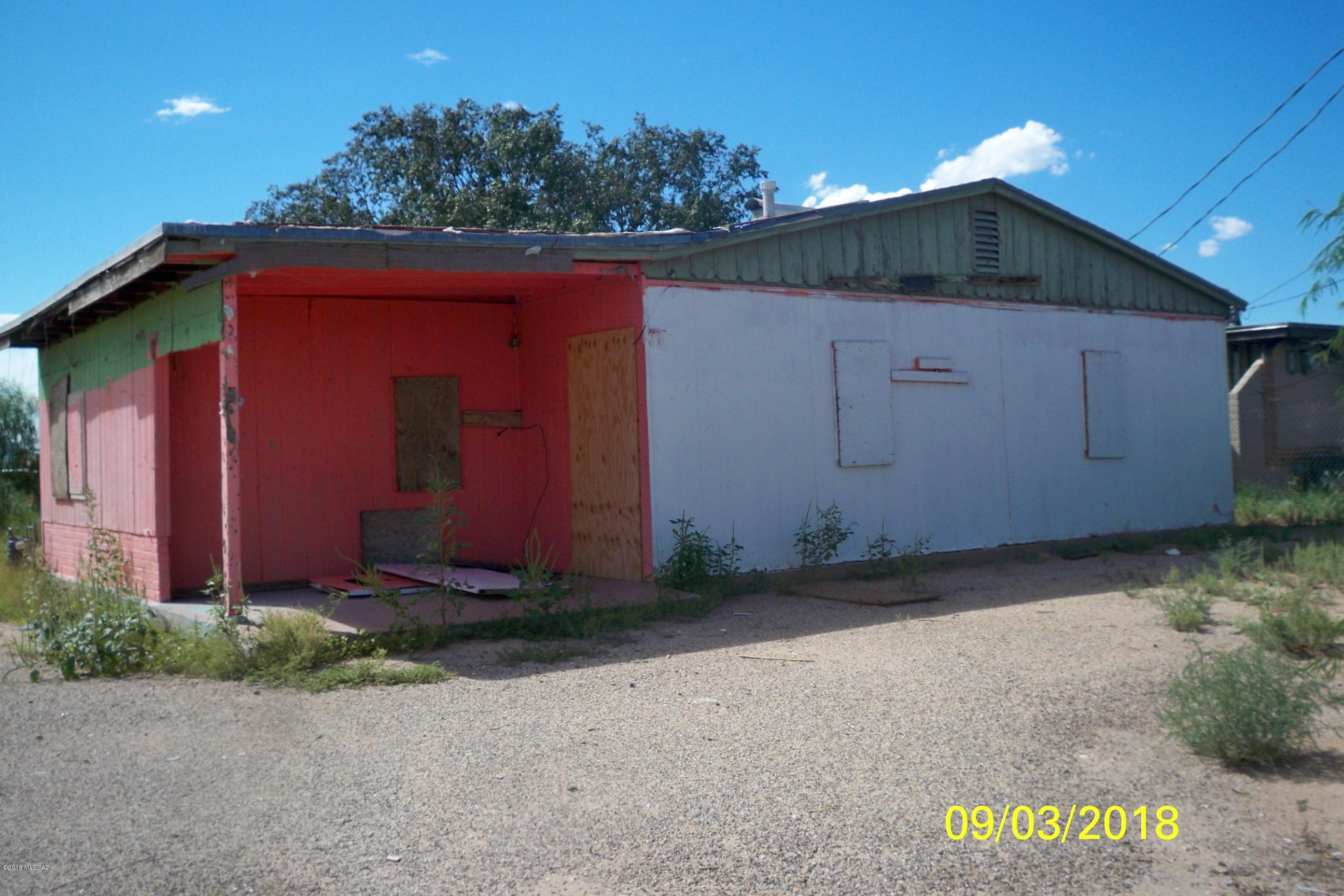 ***A FIX UP SPECIAL*** CALLING FLIPPERS AND INVESTORS**HUGE R-2 LOT, REHAB THE SINGLE FAMILY RESIDENCE AND/OR ADD MORE UNITS!!  Good location on Tucson's up and coming south side!!  the 3BR/1BA of course needs rehab but this property has great upside potential!!  Prices keep rising so jump on board and share in the rising prices wave!!  YOU CAN DO IT!!