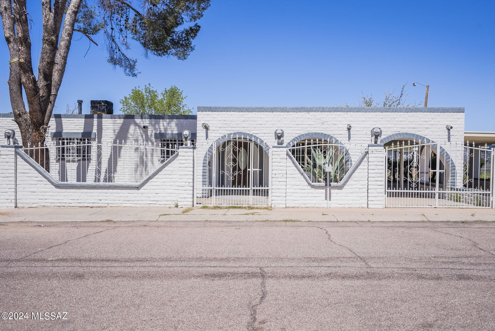 Newly renovated 4 Bedroom, 2-Bathroom home with a new roof!! Lots of living spaces to gather with family and friends. Enjoy the evenings from this home's backyard full of privacy. Conveniently located near Nogales' main shopping plazas.