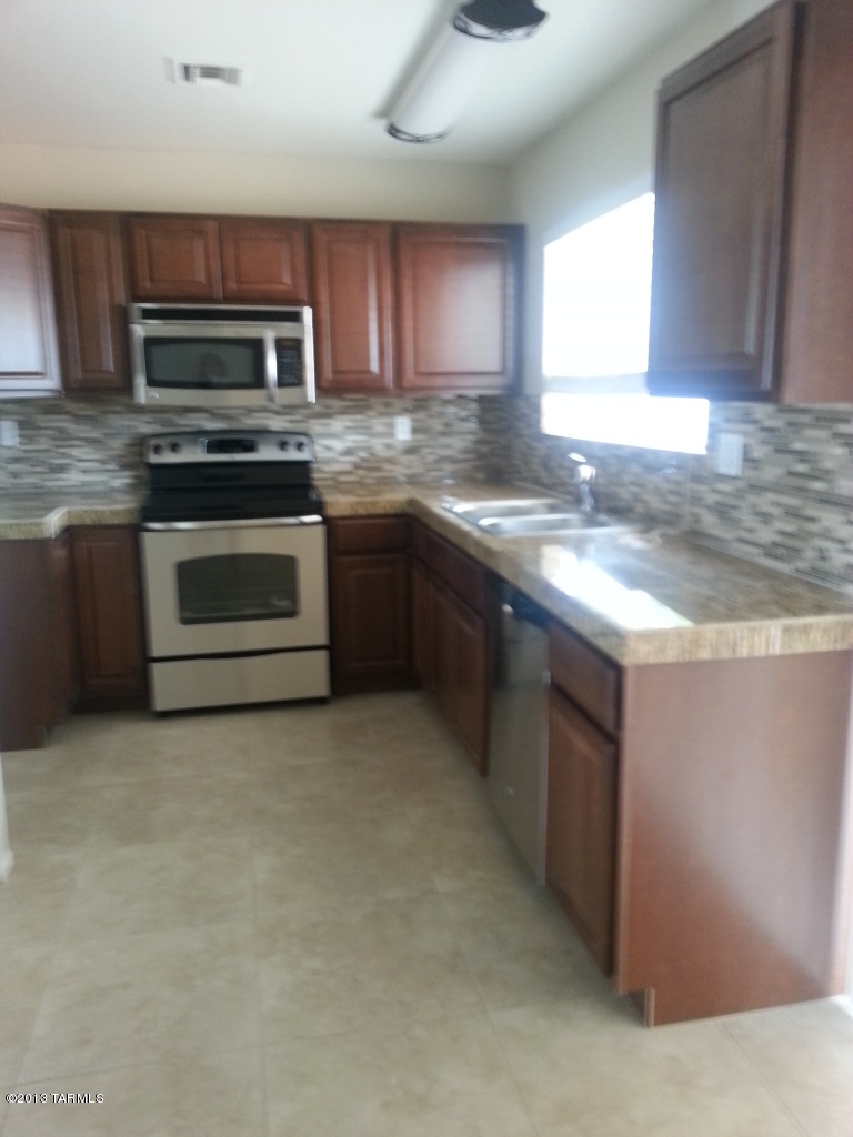 Nice 3 bedroom close to schools, shoppping and services. Easy access to I-10 freeway. Updated kitchen, new tile in all rooms, big back yard, 2 car garage. Close to nearby grade school, junior high, and high school. Grocery stores, restaurants and services just a few minutes; Home Depot, Target and other shopping and services close by as well. Call for requirements and to apply.