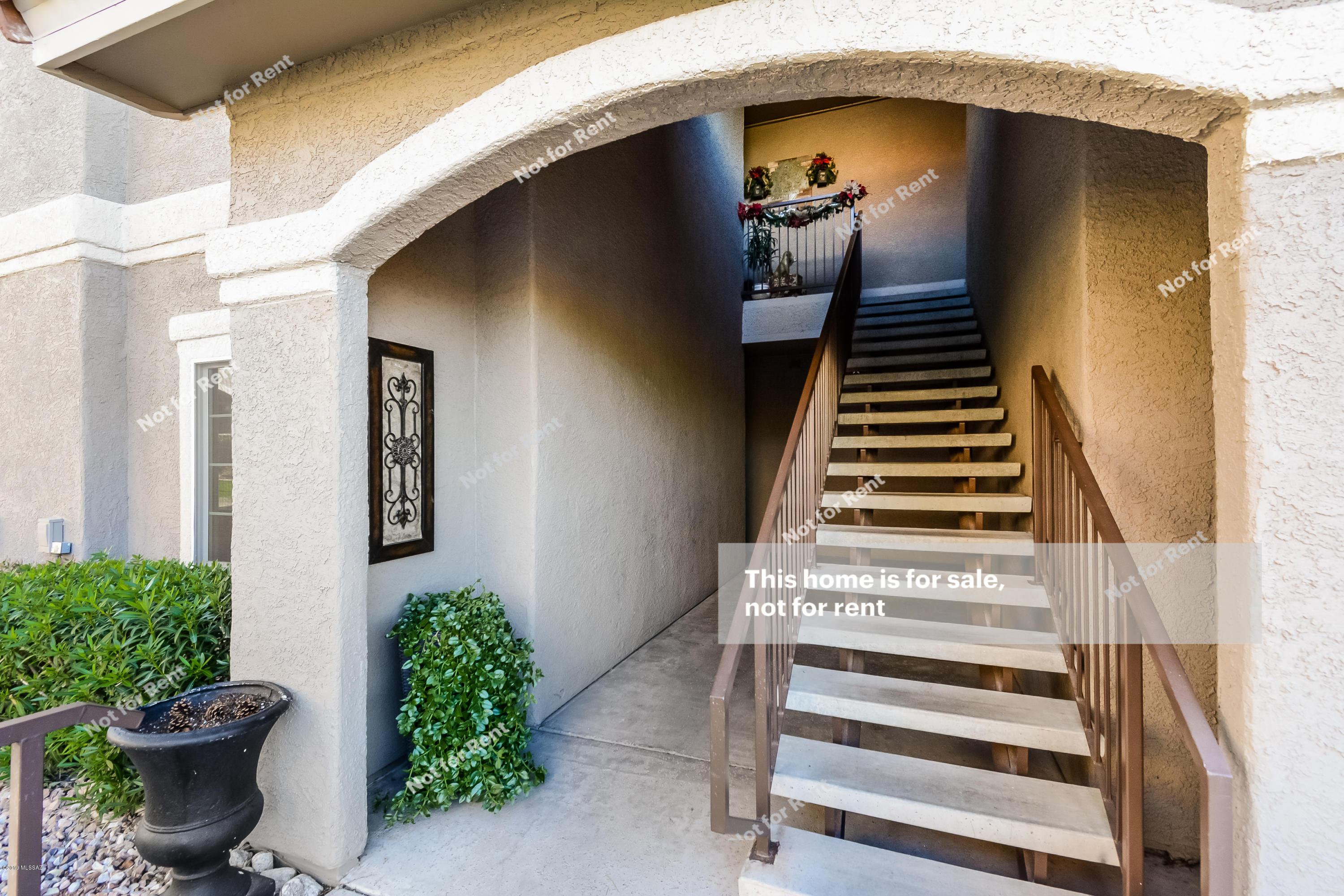This Oro Valley one-level condo offers vinyl plank flooring, stainless steel appliances, Quartz kitchen countertops, and a covered patio. HOA includes exercise facilities, clubhouse, heated pool and spa. Nearby shopping, hiking, walking and biking trails.