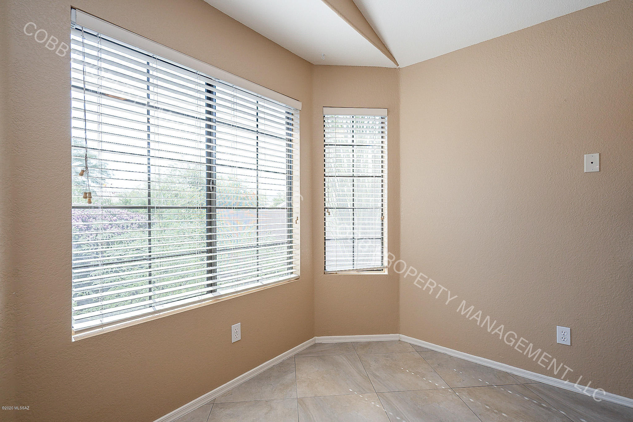 Ventana De Sabino (1-86) - Residential Lease