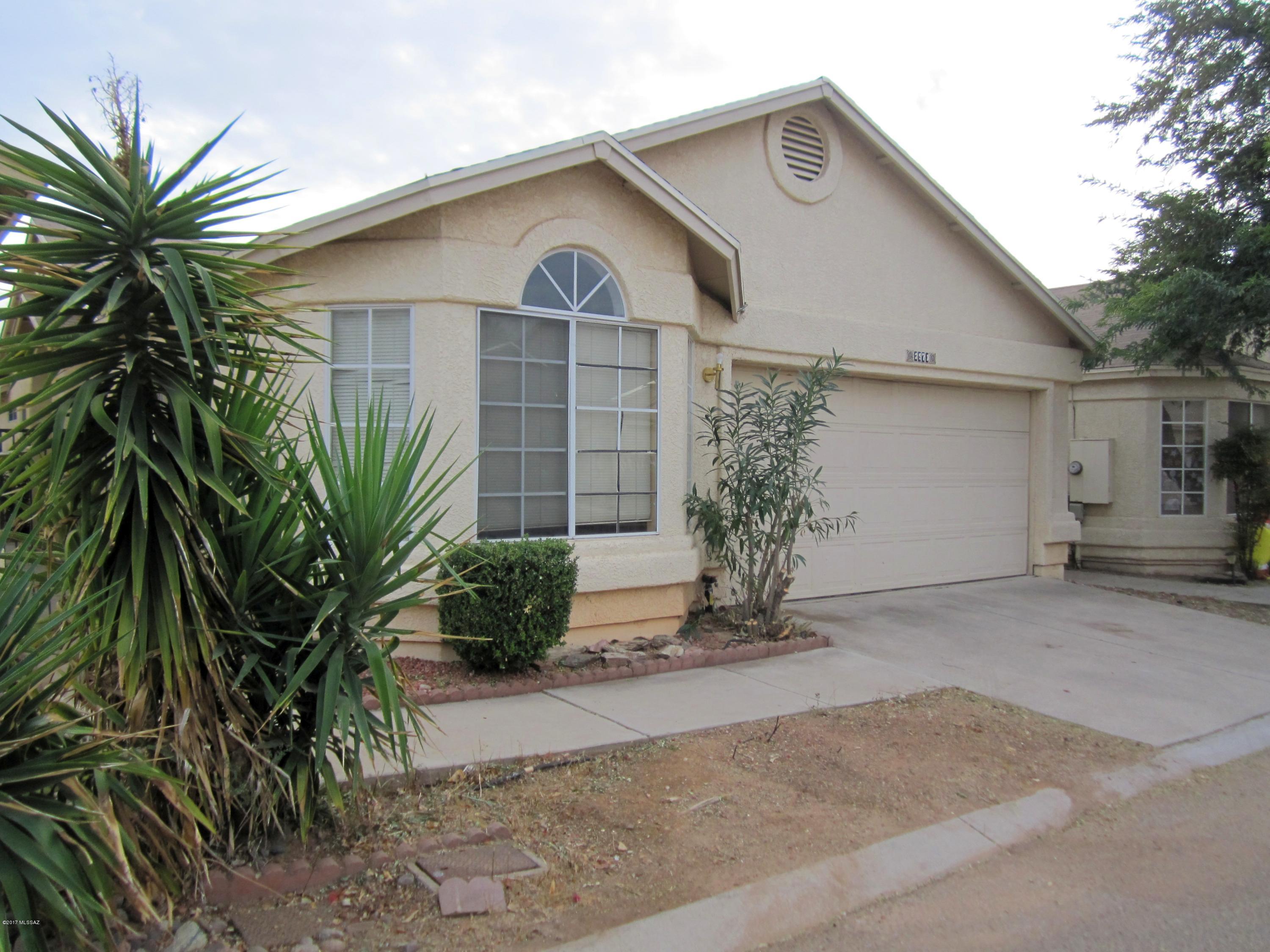 Rare opportunity for a fix-up special in Star Trails Estates. Open floor plan with large kitchen, dining and living room. This investment opportunity is just waiting for some TLC so it can really shine! Conveniently located close to shopping, restaurants, and schools! Community amenities include pool, basketball court, and playground. Don’t miss this one!