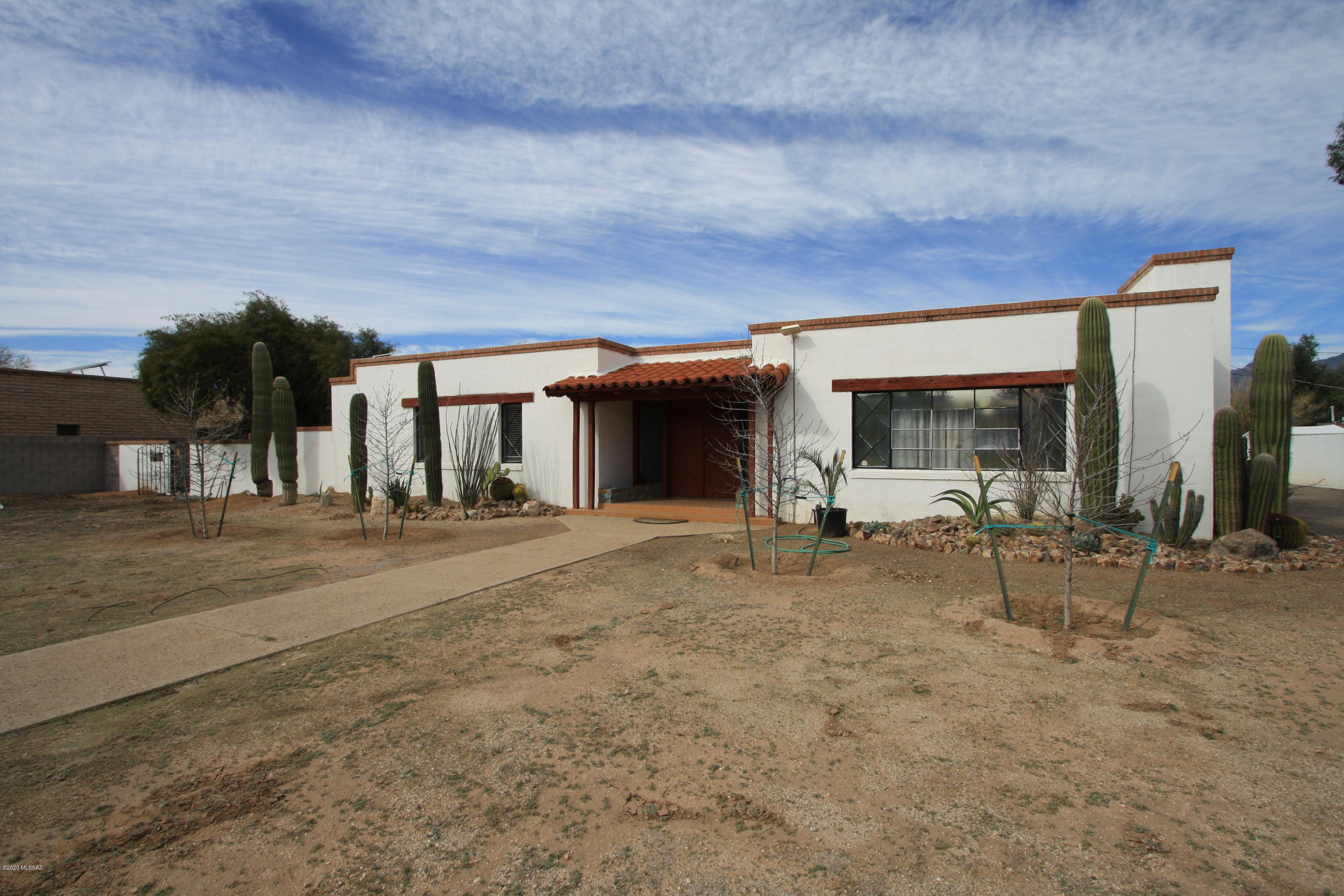 Water & Electric included!!
Spacious 2bdr/2ba minutes to downtown!
Large living room w/fireplace and mini bar and formal dining room. Kitchen with windows for natural light and loads of counter and cabinet space.
Huge master bedroom with fabulous closet and private patio!
Master Ensuite bath has walk-in shower.Great backyard with extra patio area and peeking mountain views!
*3 parking spaces only
