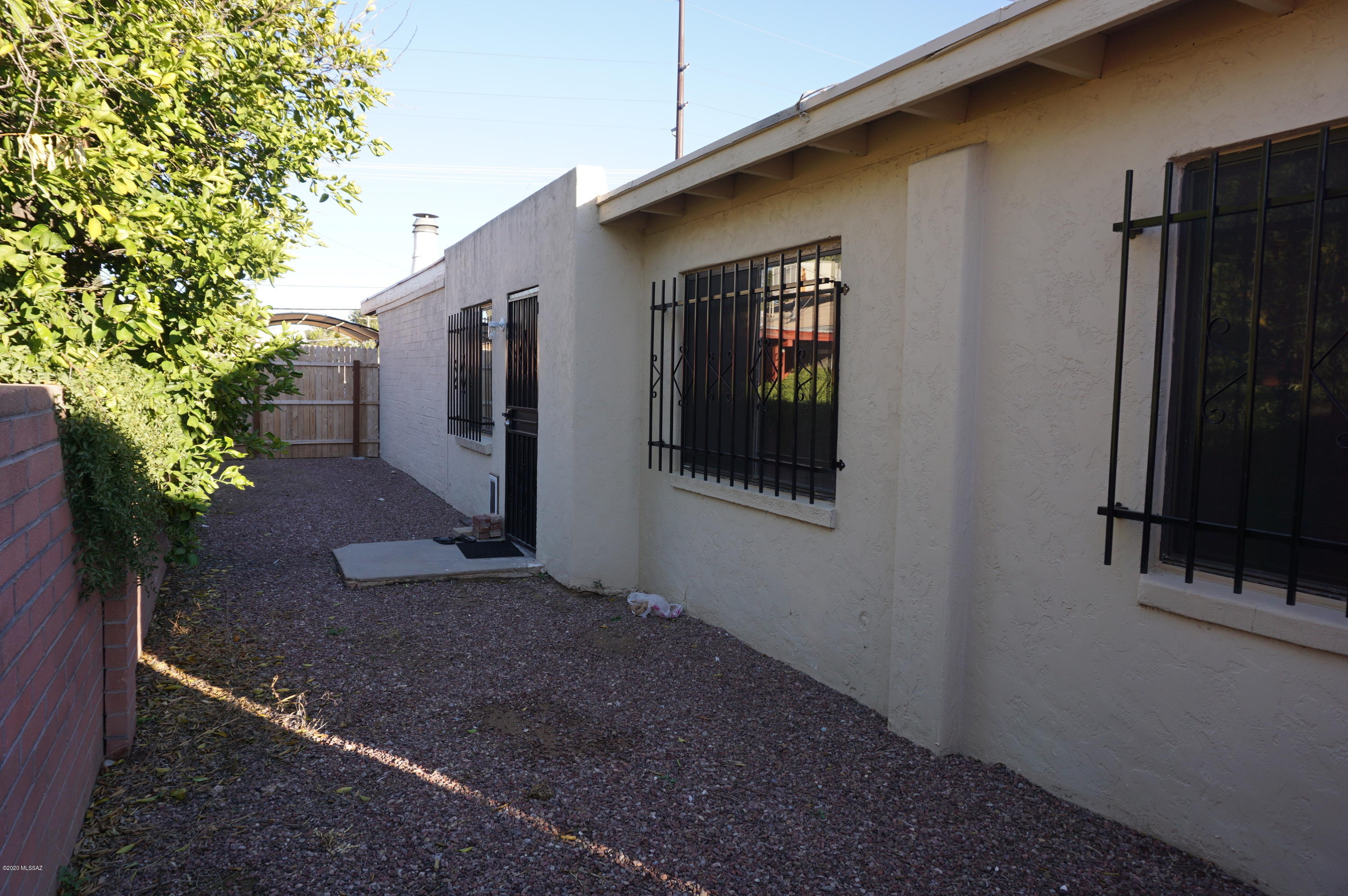 Welcome to 812 S Plumer in Tucson, AZ! This charming 2Bdm, 1Ba house boasts large living areas, a cozy fireplace, and a spacious master bedroom. The stained concrete flooring and carpeted bedrooms add a touch of comfort, while the huge dining room is perfect for entertaining. The kitchen features custom tiled counters and backsplash, making meal prep a breeze. The nicely updated bathroom with tile adds a touch of luxury. Pet under 25lbs ok, Stay cool with the A/C, and enjoy the convenience of easy access to shopping, restaurants, and entertainment. The fenced-in yard provides privacy, and the central location makes getting around a breeze. Don't miss out on this fantastic opportunity to call 812 S Plumer home!