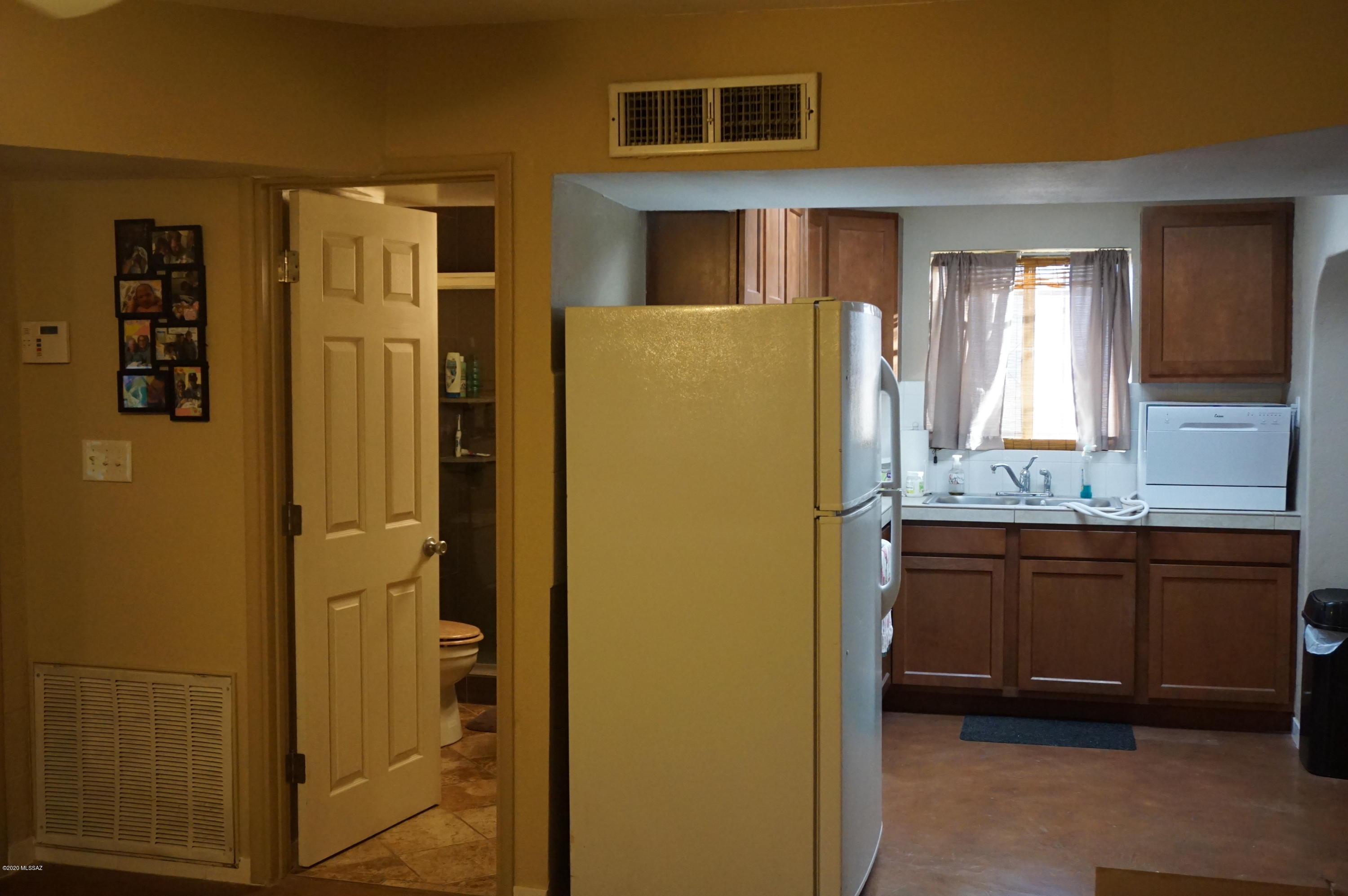 Country Club Manor - Residential Lease