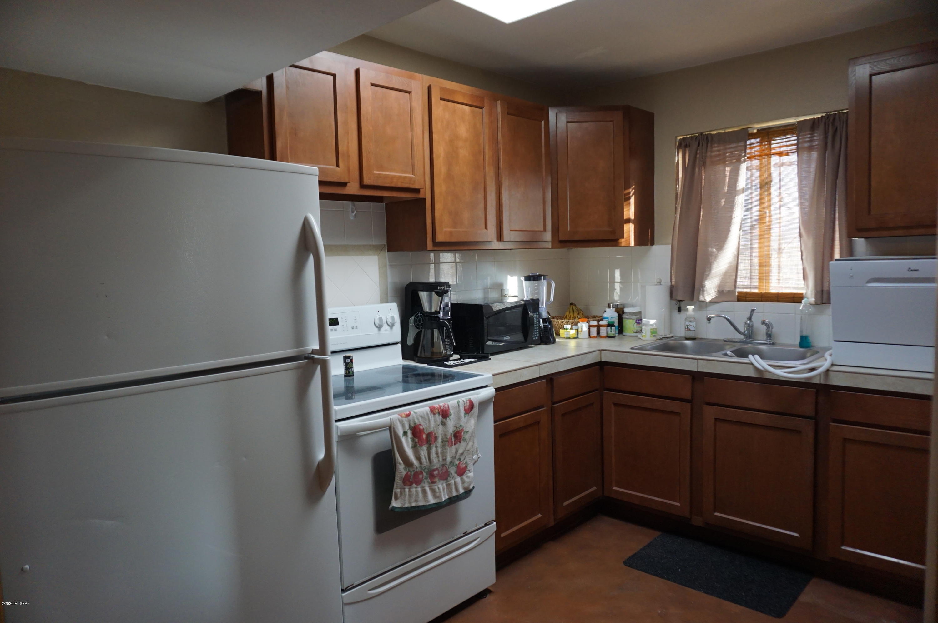 Country Club Manor - Residential Lease