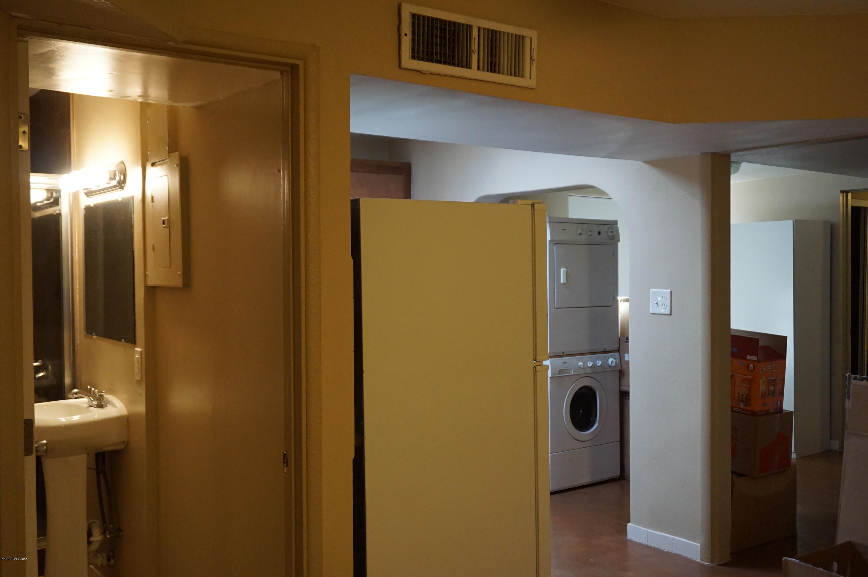 Country Club Manor - Residential Lease