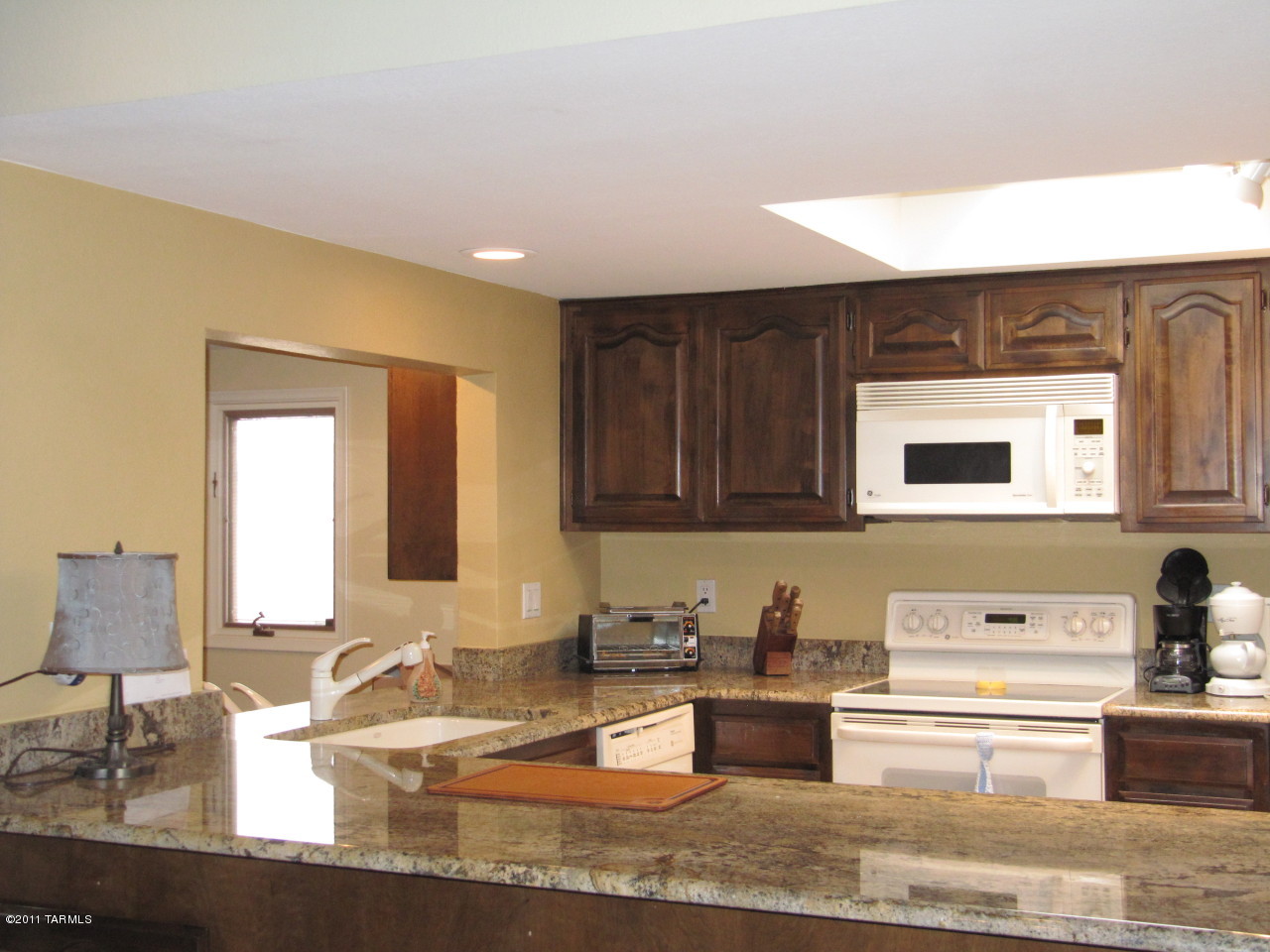 Fully furnished bright open Southwestern townhome in the heart of the Catalina Foothills.  2bd/2ba with large master w/king bed & walk in closet, 2nd bed w/double, additional murphy bed can accommodate extra guests. All rooms feature ceiling fans, tile throughout, & dual pane windows. Beautifully appointed with art and décor from the southwest, this home is the escape you are looking for.  You can play tennis, workout, Jacuzzi or enjoy a swim at the community facilities or great shopping at La Encantada. All this just around the corner from coffee shops, market, restaurants & pharmacy. 1 to 12 month lease terms are available.  Seasonal rates Jan-Mar $4000, April, November, December $2900, May-October $1900, discounts for multi month and long term leases. Now leasing March 2024 & beyond.