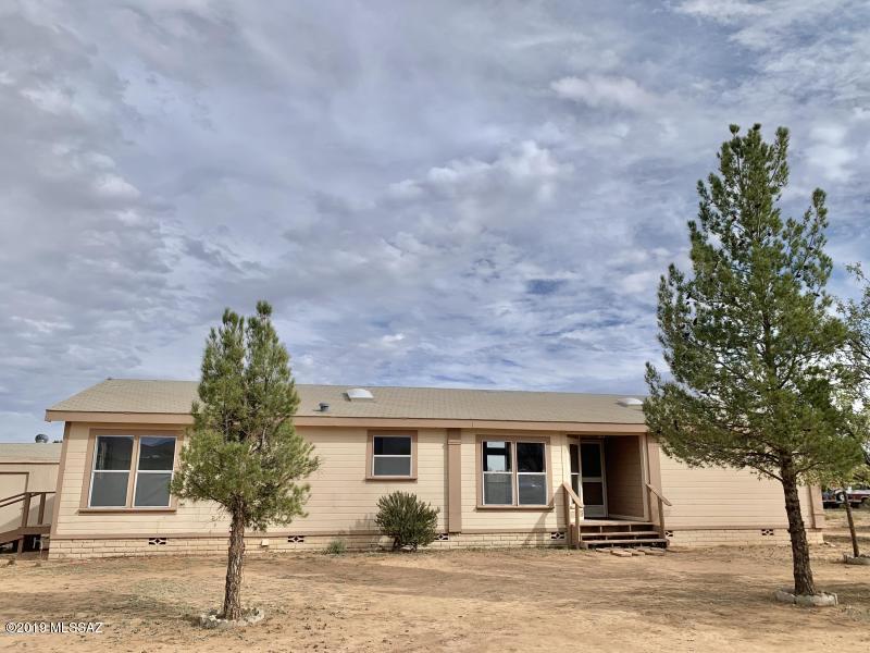 Wonderful 3bd 2ba home on almost 1AC. Bright Great Room floorplan featuring floor to ceiling clearstory windows. Brand new laminate flooring. Huge functional kitchen with an island and a breakfast bar, tons of counter space and storage and brand new stainless steel appliances. Large master
bedroom suite with a walk in closet and huge master bath featuring dual sinks and a luxurious garden soaking tub. Spacious guest bedrooms. Plus Amazing
Mountian views.