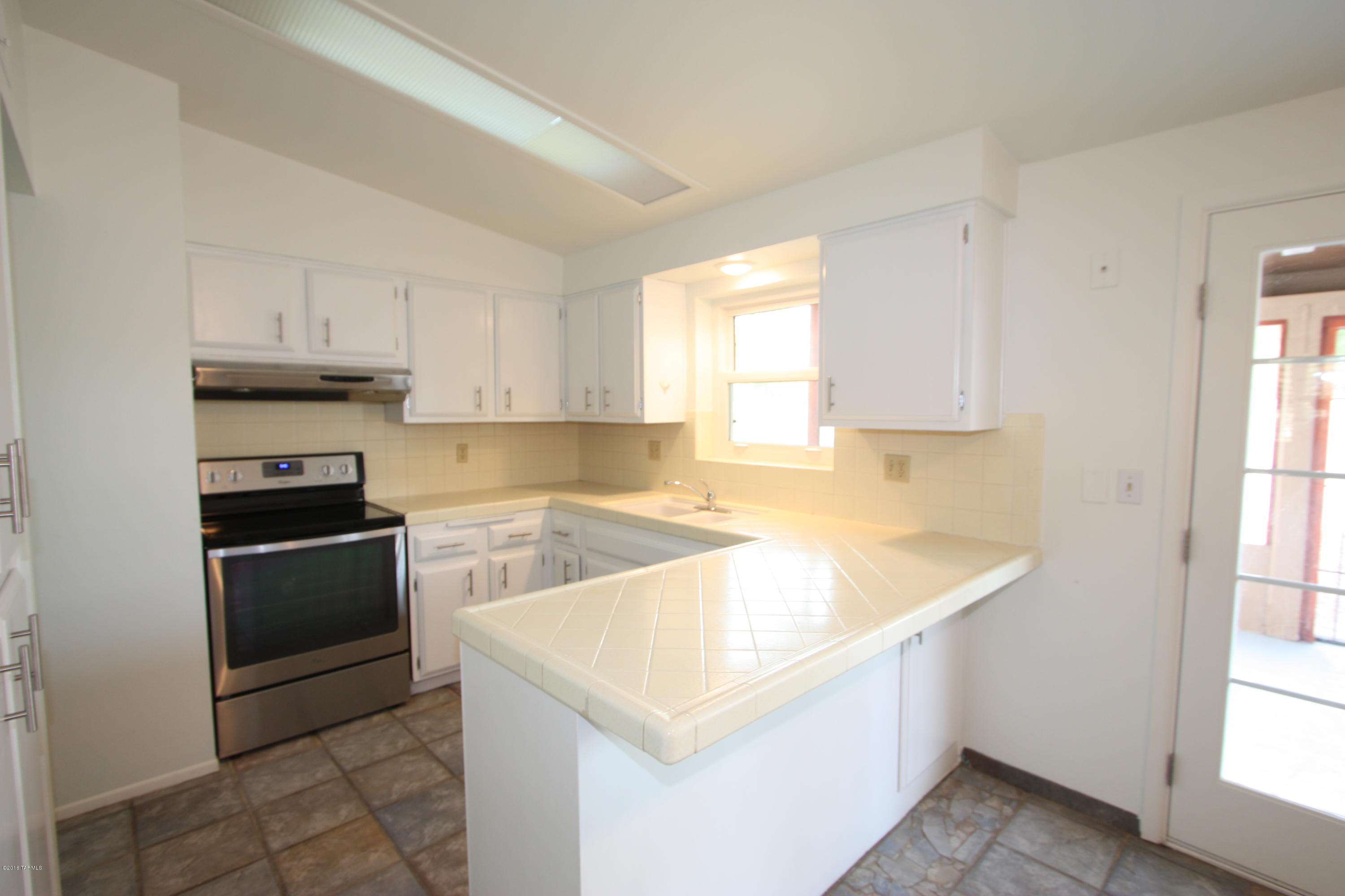 Adorable 2 bedroom home with gorgeous mountain views!