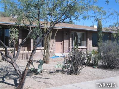 Private 3BR/2BA, ceramic tile, washer/dryer included, one car carport, mountain views, located in a cul de sac, central a/c, gas heating.