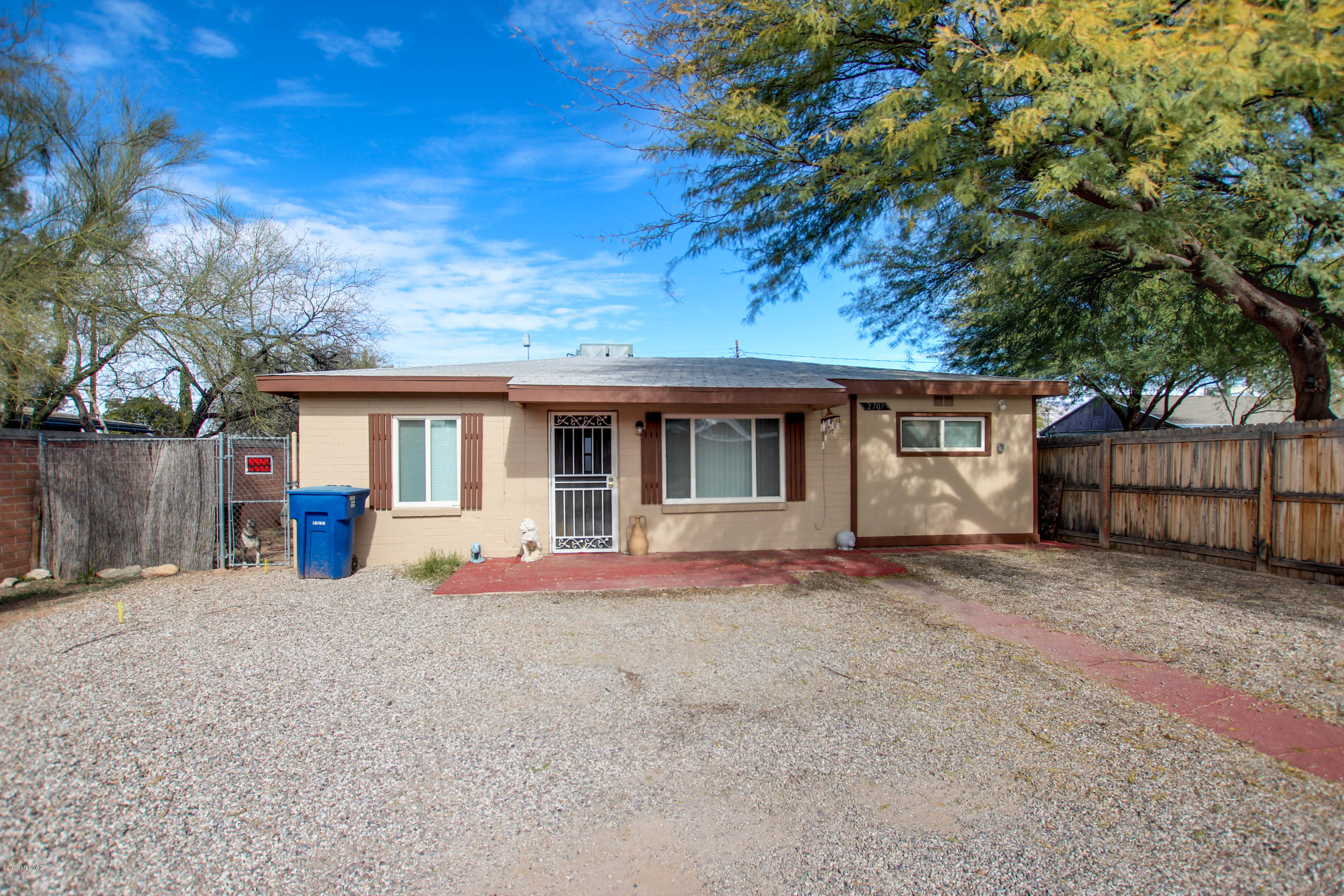 Cozy home located in a quiet neighborhood! Great central location with easy access to shops, restaurants, schools, & businesses. Ceramic tile throughout the home, dual pane windows, & a large backyard. The backyard has a great view of the mountains! Home is also not far from the University of Arizona. Come and see everything this home has to offer!