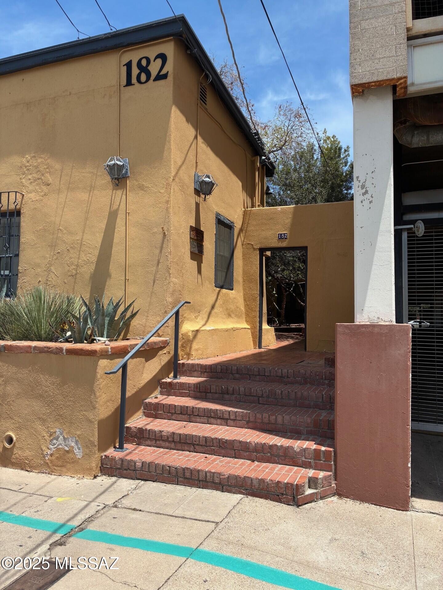 Located in Downtown's El Presidio Historic District. The courtyard entrance leads to six ground floor offices with a large reception area. The complex also features a kitchen and two Full bathrooms. In addition there is a 2nd floor residential studio apartment.
Ideal for law offices, close to courts and government offices.