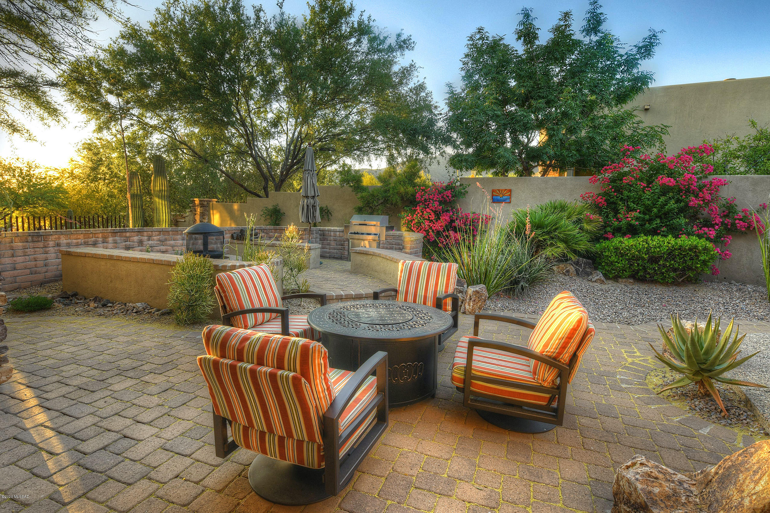 * RESORT LIVING* ENJOY LIFE AT THE ''GOLF VILLAS'' IN SOLANA @ DOVE MTN! WALK/OR DRIVE YOUR GOLF CART TO GALLERY FITNESS/GOLF CLUB! ELEGANT SW CONTEMPORARY- NESTLED IN FOOTHILLS OF TORTOLITA MTNS ! PLENTY OF HIKING/BIKING TRAILS...PERFECT FOR GETAWAY/SEASONAL HOME- OR ENJOY ALL YEAR! GREAT RM CONCEPT- FLOOR TO CEILING WINDOWS- WALL OF GLASS BRINGS THE OUTDOORS IN!
ENJOY ''CASUAL'' LIVING- RELAX IN YOUR OWN RESORT STYLE BKYD- EASY CARE PAVED PATIOS, BUBBLING ''HEATED'' SPA, BUILT IN BBQ, REAL WOOD FIREPIT, FULLY LANDSP /MTN VIEWS! GOURMET KIT- ALL *NEW* BLACK STAINLESS APPLIC, MAPLE CABS, BREAKFAST BAR/CAFE AREA. *2 MASTER SUITES- WELL APPOINTED BATHS, 3RD BR/DEN- OFFERS BRAND NEW 3/4 BATH! TONS OF UPGRADES! HOA* INCLUDES GATED COMMUNITY, GARBAGE PICK UP & EXT LANDSP- GREAT LOCK/LEAVE!