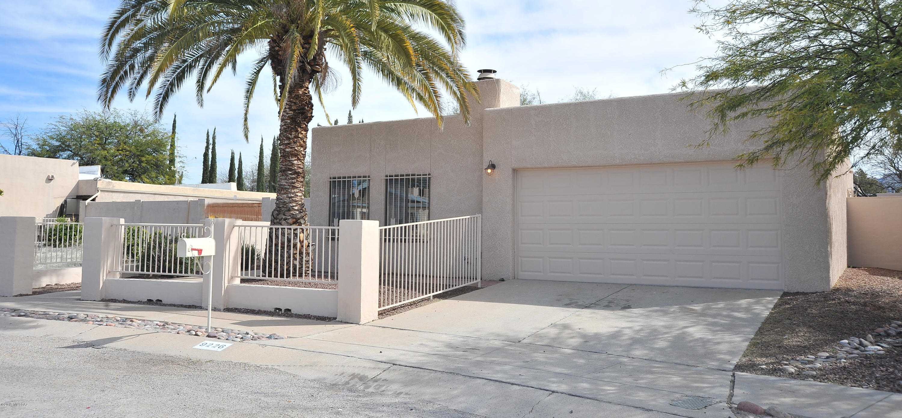 Clean and fresh 2 bedroom/2bath east location. Fresh paint and carpet, spruced up and move-in ready. NO POLY! NO HOA! HVAC new 3/15 and still under warranty. Roof recently recoated. New garage door and opener.Close to DM, shopping and more. See it today and call it home!