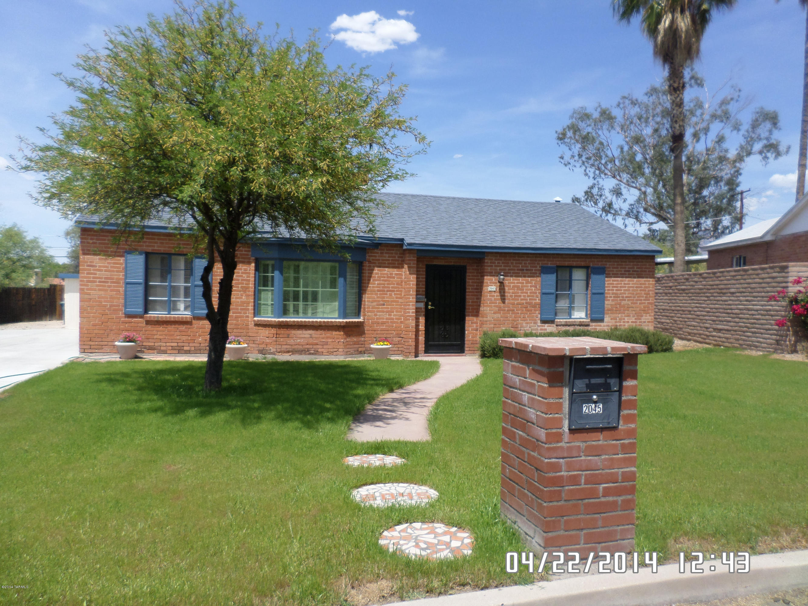 This is a gorgeous home located within biking distance to the UofA. This home has 5BR/3BA and the master bedroom is GIGANTIC! The Master Bedroom has its very own bathroom and fireplace to enjoy. The kitchen comes equipped with a fridge, dishwasher, and stove. There are W/D hook-ups located at the house but a W/D can be added for $50/month. The house is all tile/wood floors and it comes with A/C so the summer heat will be no problem. No pets allowed. 

PLEASE DO NOT DISTURB THE CURRENT TENANTS.