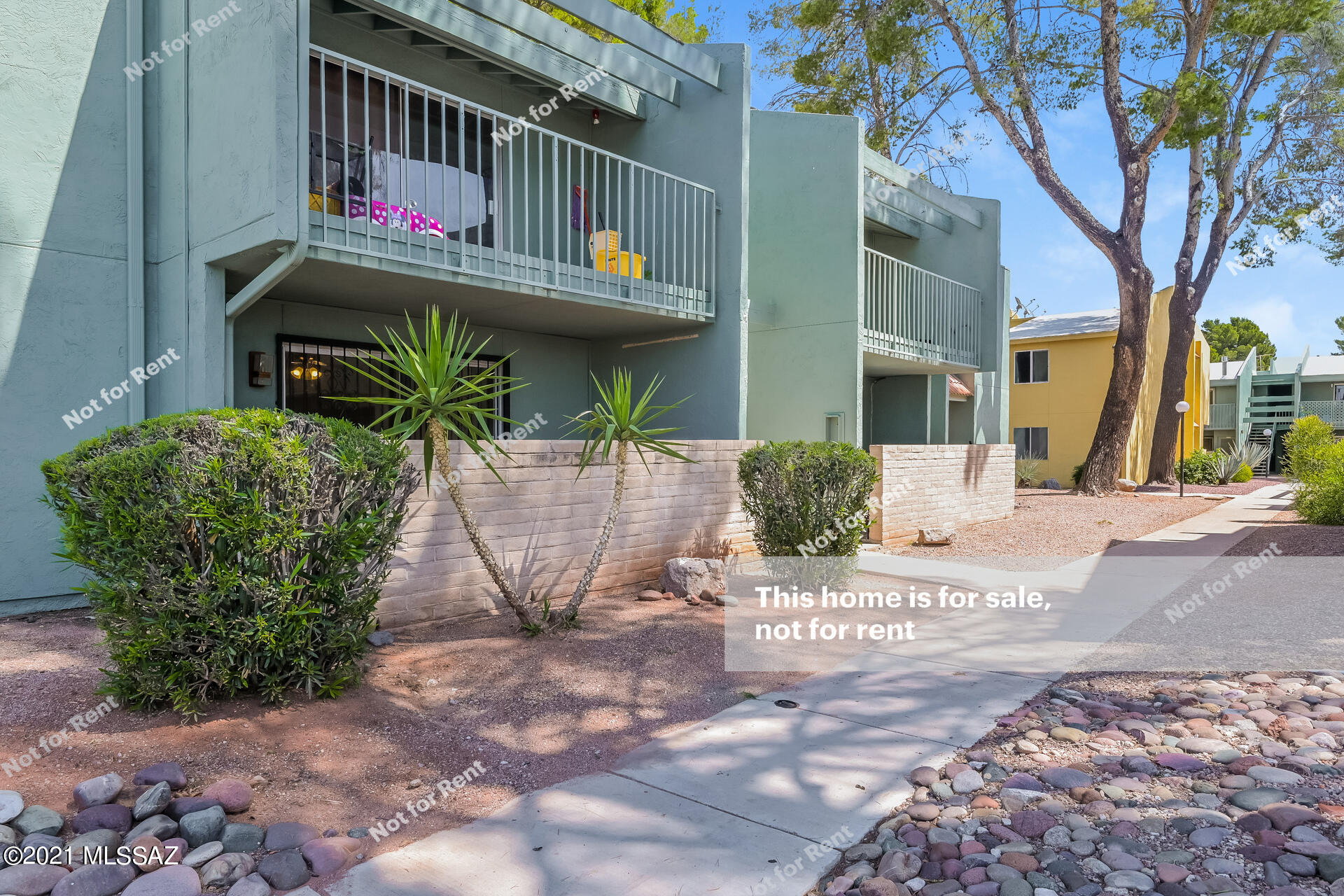 Welcome home to this gorgeous Tucson property. This home has been virtually staged to illustrate its potential.
