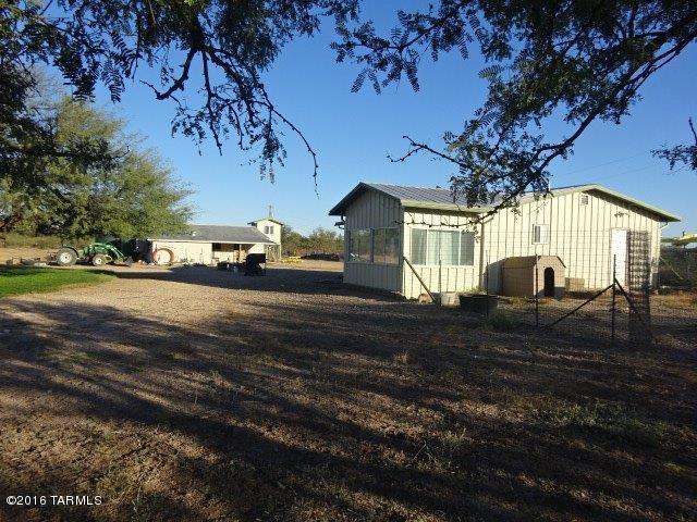 Nice 2 bedroom 1 bath home, 21x30 green house which is heated and cooled, shared artesian well, large workshop, pens and kids house tower. 3 ponds fed by Saint David Irrigation District. Quiet end of the road property with large cottonwoods and mesquite trees. Great fishing and bird watching.