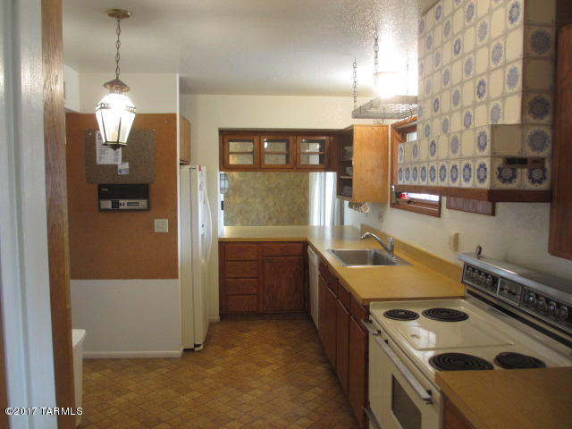 Las Encinos Village - Residential