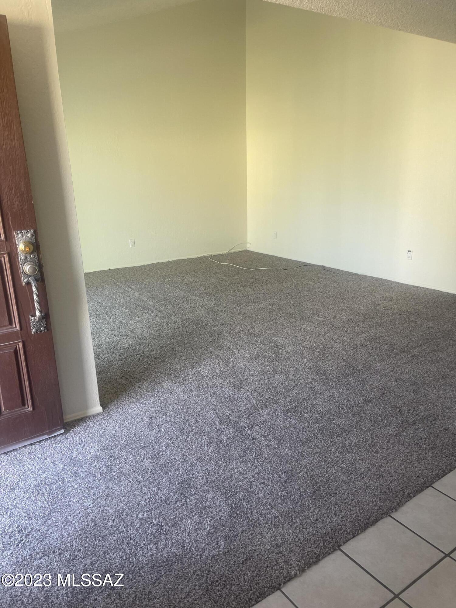 Nice 2 Bdrm/2 Bath East side Condo!! New carpet & paint throughout. Nice floor plan with large kitchen. Vaulted ceilings, open floor plan Located in quiet part of the complex. Close to shopping, parks, transportation and entertainment! HOA fee includes water and trash.