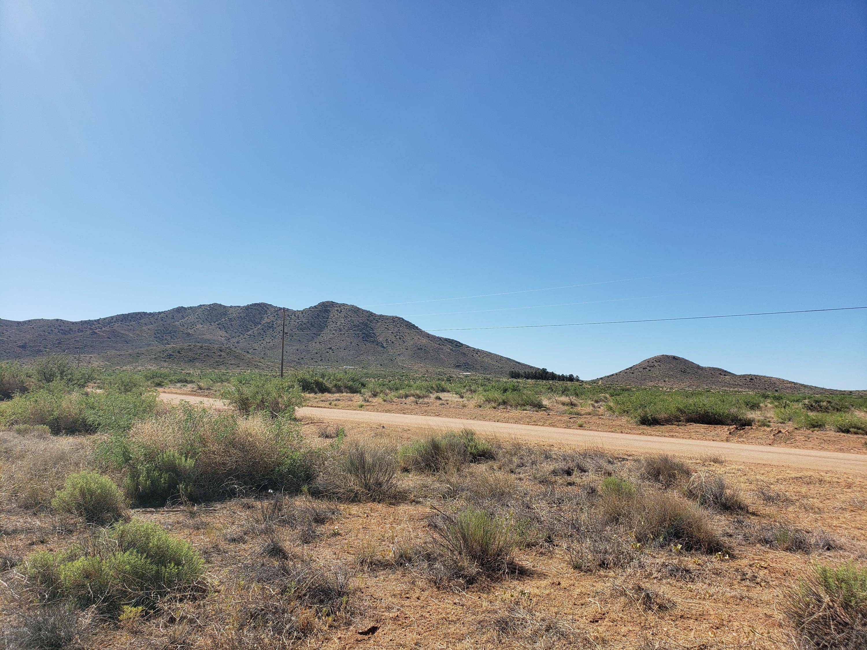 Convenient location, less than 5 miles from Willcox on County maintained road. Beautiful 40acre parcel with mountain views close to Coronado Vineyard. Power lines on the property. Restricted to site-built home.