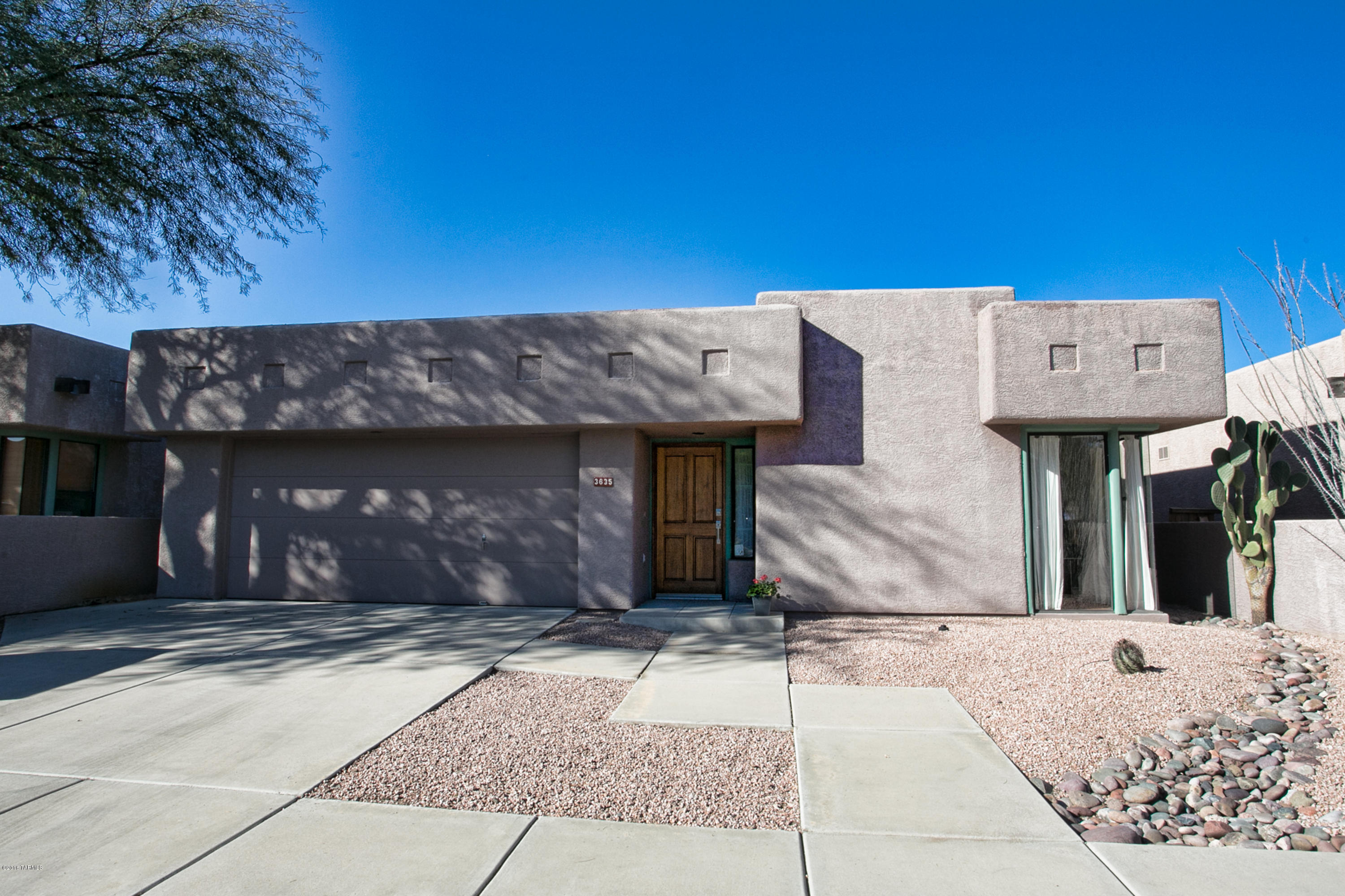 Immaculate professionally designed home by Tyson-Murphy Architect. With 2 bedrooms, 2 baths, generous living space and stylish finishes, you’ll enjoy a perfect setting for relaxing and entertaining. Plenty of natural light with the high ceilings, large wall windows and skylights. 
A private backyard with covered patio and mature fruit trees. Great neighborhood and near all with the Riverwalk, Trader Joe's, upscale restaurants, and the University of Arizona minutes away.