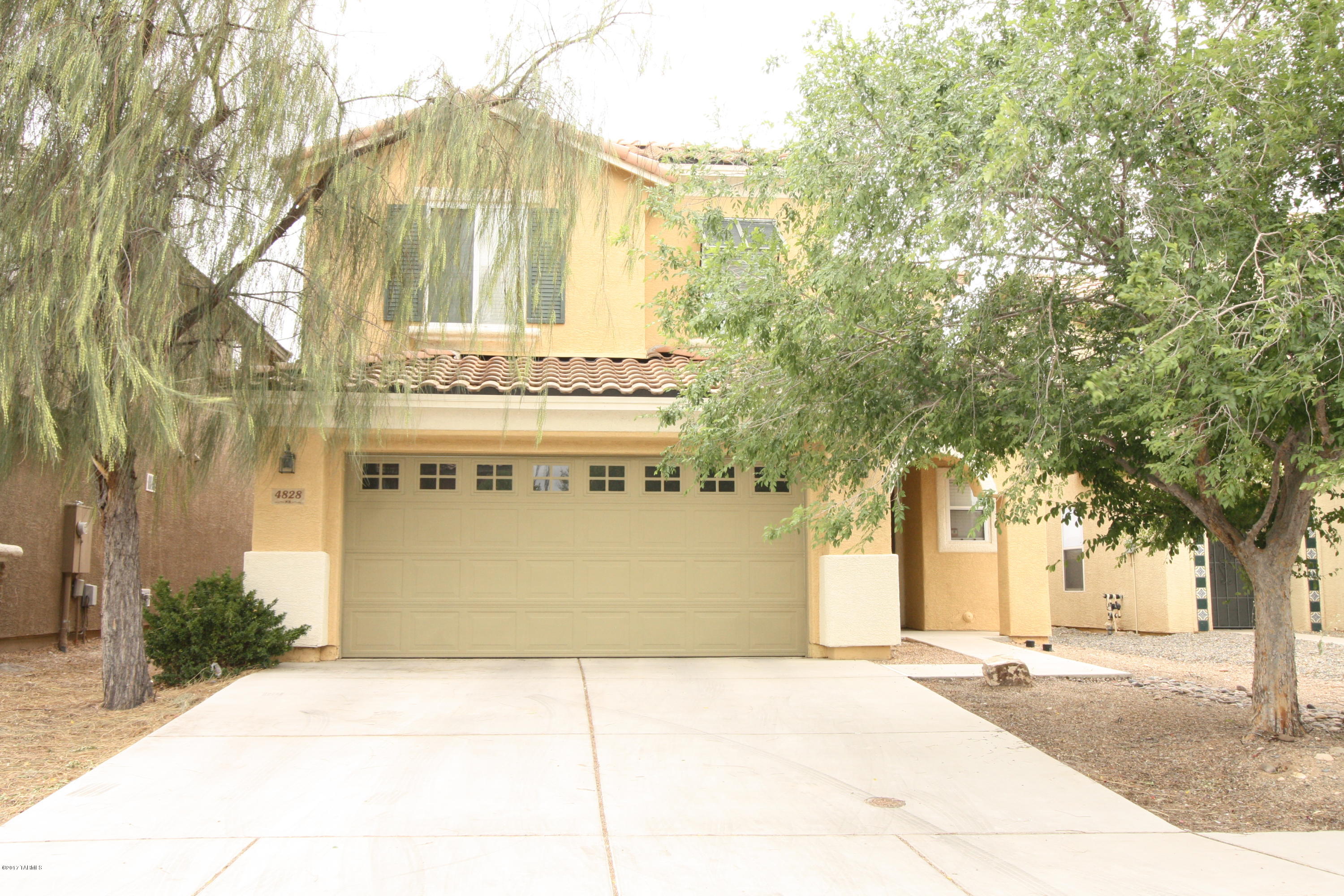 This 4bdr/2.5ba home is minutes to I-10 and close to Davis-Monthan and Raytheon.
Spacious kitchen w/loads of cabinet/counter space, dining room, spacious living room.

**Tenant occupied till the end of May 2018**