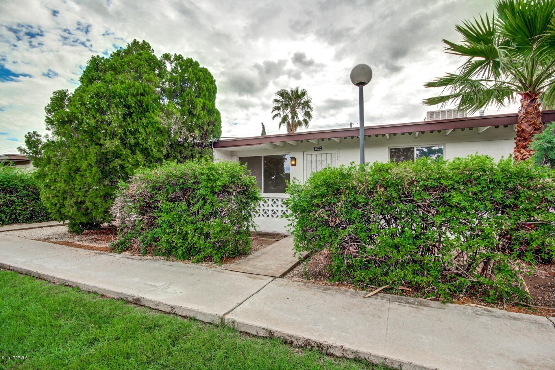 Seller will accept or counter offers between $90,000 and $95,000. Fantastic town­home in the Palm Grove community of Southeast Tucson! This move in ready home offers an open floor plan with a neutral color palette and tile flooring throughout. Kitchen features black appliances, honey oak cabinets and laminate counters. spacious master bedroom has an adjoining bath. Private courtyard in back has a covered patio and colorful desert flora. This home can be yours in an instant! See it today and start packing! Owner is a licensed real estate agent in the state of AZ.