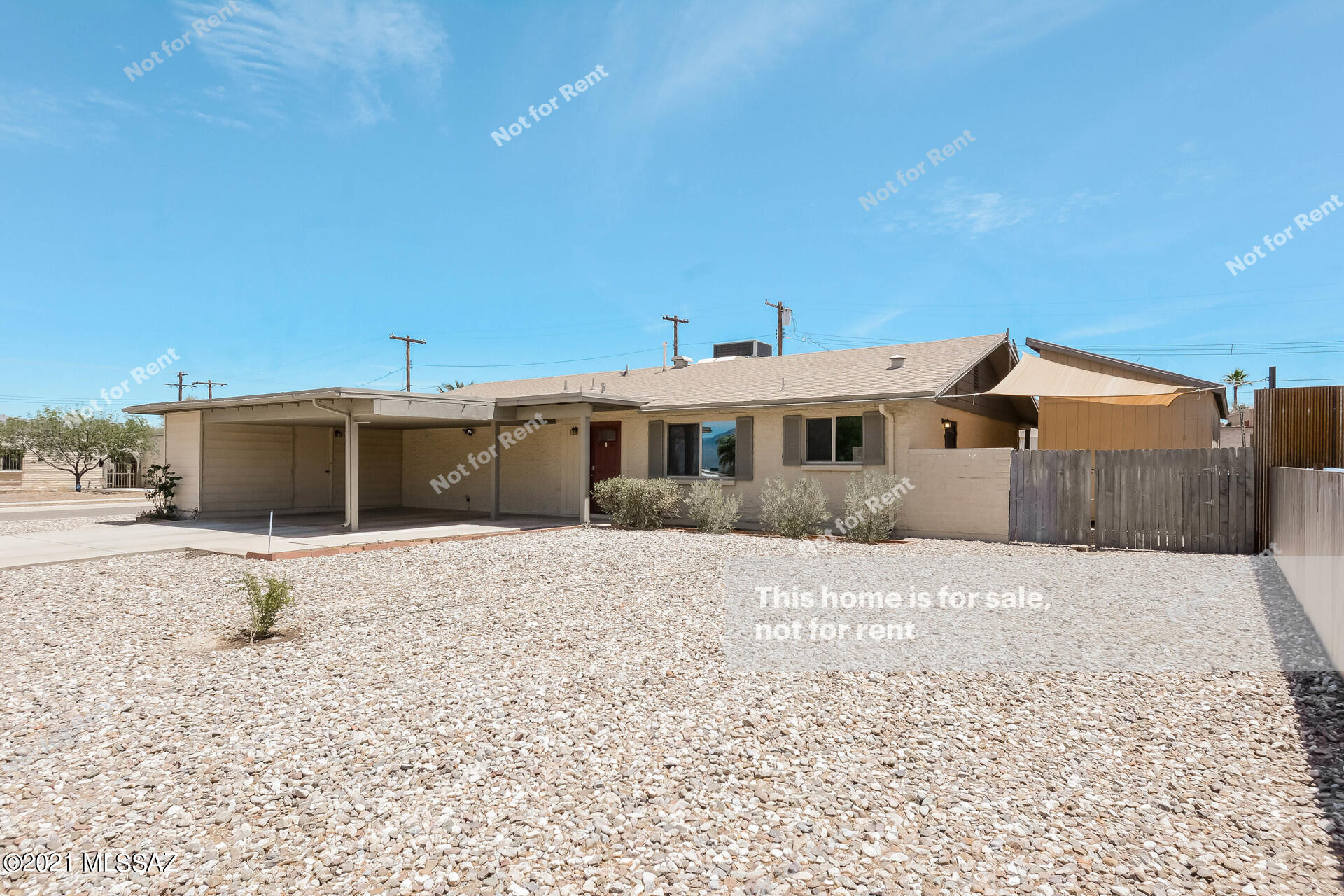 This Tucson one-story cul-de-sac home offers a patio, and granite countertops. This home has been virtually staged to illustrate its potential.