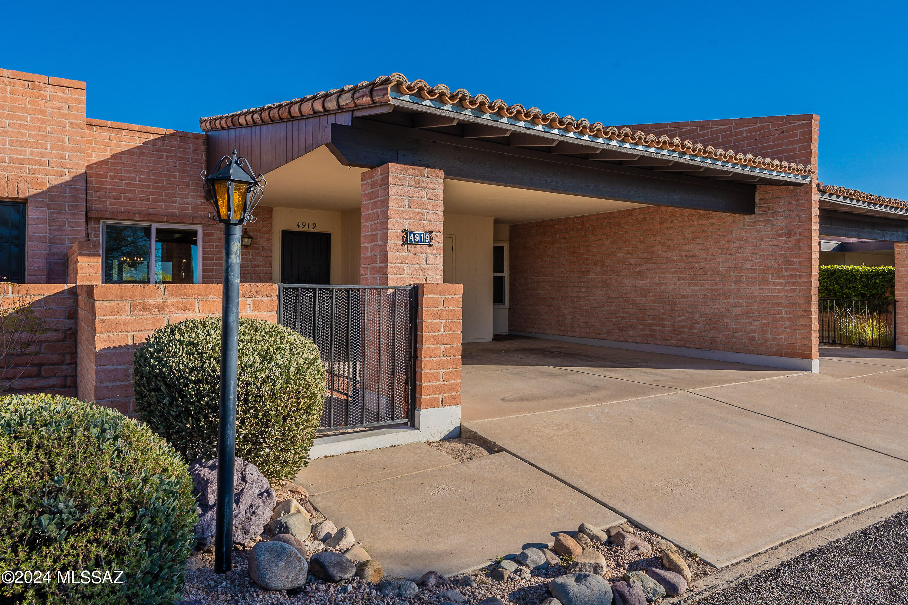 Fantastic Foothills townhome located in the beautiful Tierra Serena community. Light and bright with a warm color palette making the interior comfortable and inviting. Open kitchen with stainless appliances flows into the living room complete with a wood burning beehive fireplace. Tremendous mountain views from the back patio! 2 beds and 2 full baths, you have plenty of room for guests. Upgrades include newer heat pump and hot water heater, double paned windows, interior doors and hardware, paint, carpet, toilets and faucets. Located close to shopping, amenities and world-class golf at Westin La Paloma and Loews Ventana Canyon Resort. Community offers a pool, spa, tennis courts and a clubhouse. This is a special property in the heart of the Foothills.