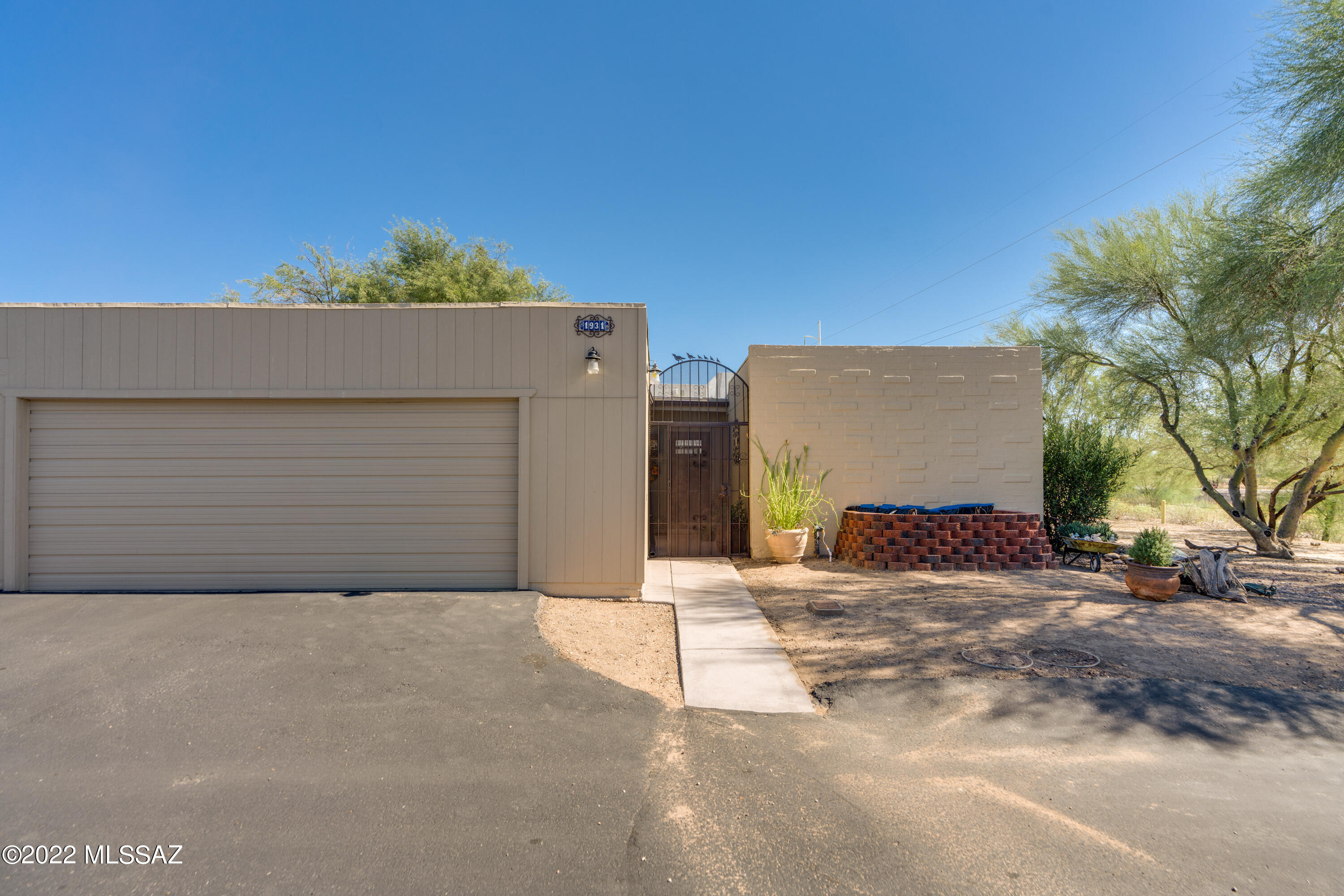 Great end unit bordering the Pantano River Park Trail in the desirable Pantano Townhomes. Exterior home siding recently replaced with concrete board and exterior painted. Primary suite has just been remodeled to create a large walk in closet and an updated primary bath. Den now has a closet to create a 3rd bedroom and the hall bathroom has been updated. Stepping onto the back porch you will find an extended covered patio, pavers and turf. If you are looking for a turn-key home, schedule a showing today!
