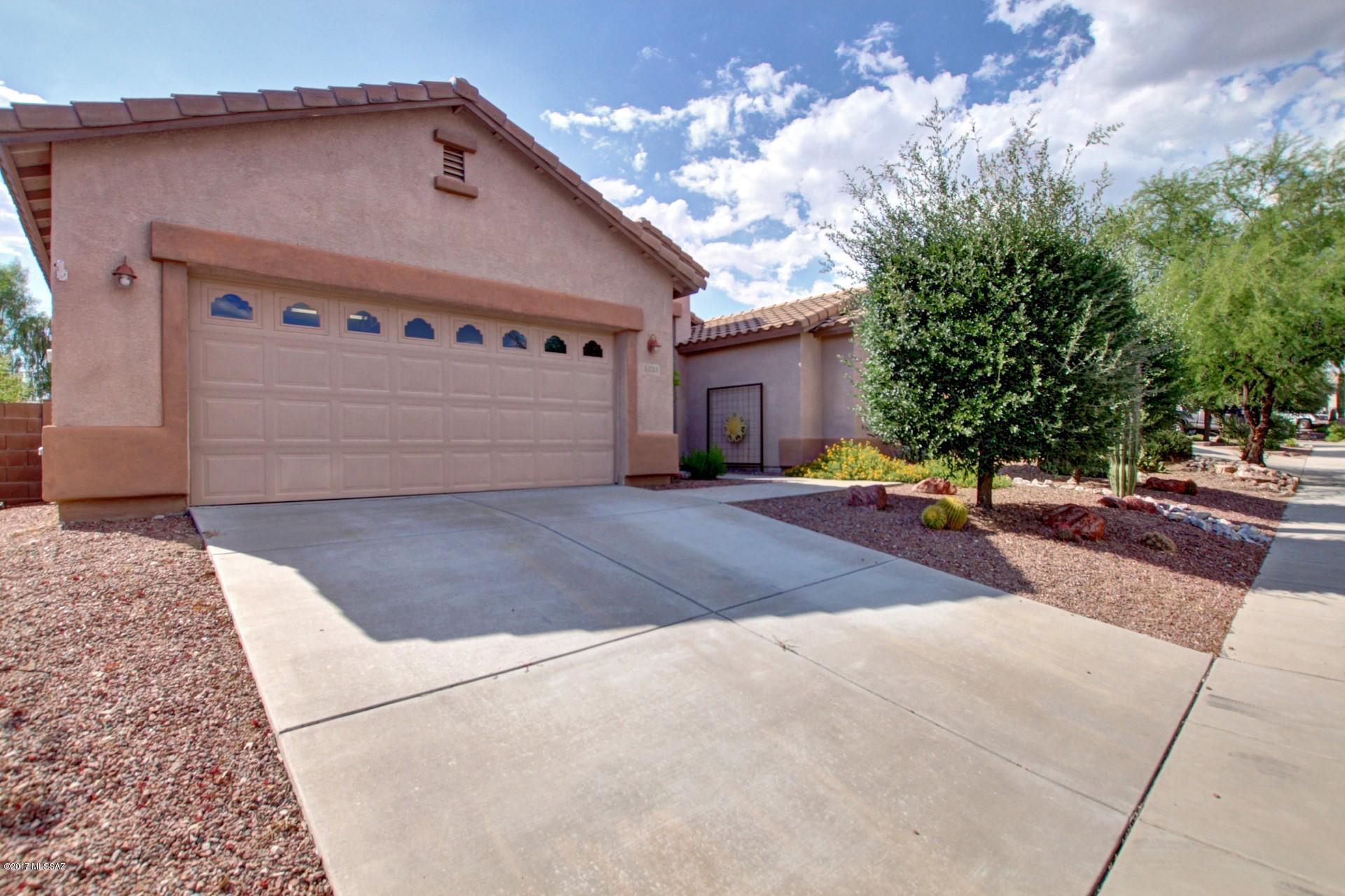 Great foothills location the desired River View Estates gated community.  High ceilings and greatroom floorpan will give you a comfortable and open home.  Chefs kitchen with a gas range and double oven looks out onto the Family room over a nice breakfast nook to enjoy morning coffee while you look over your own private desert oasis in the backyard.  Along with a Living room enjoy a private den and split bedroom plan that will suit your needs, whatever they are.  This home is for you so come take a look quickly!