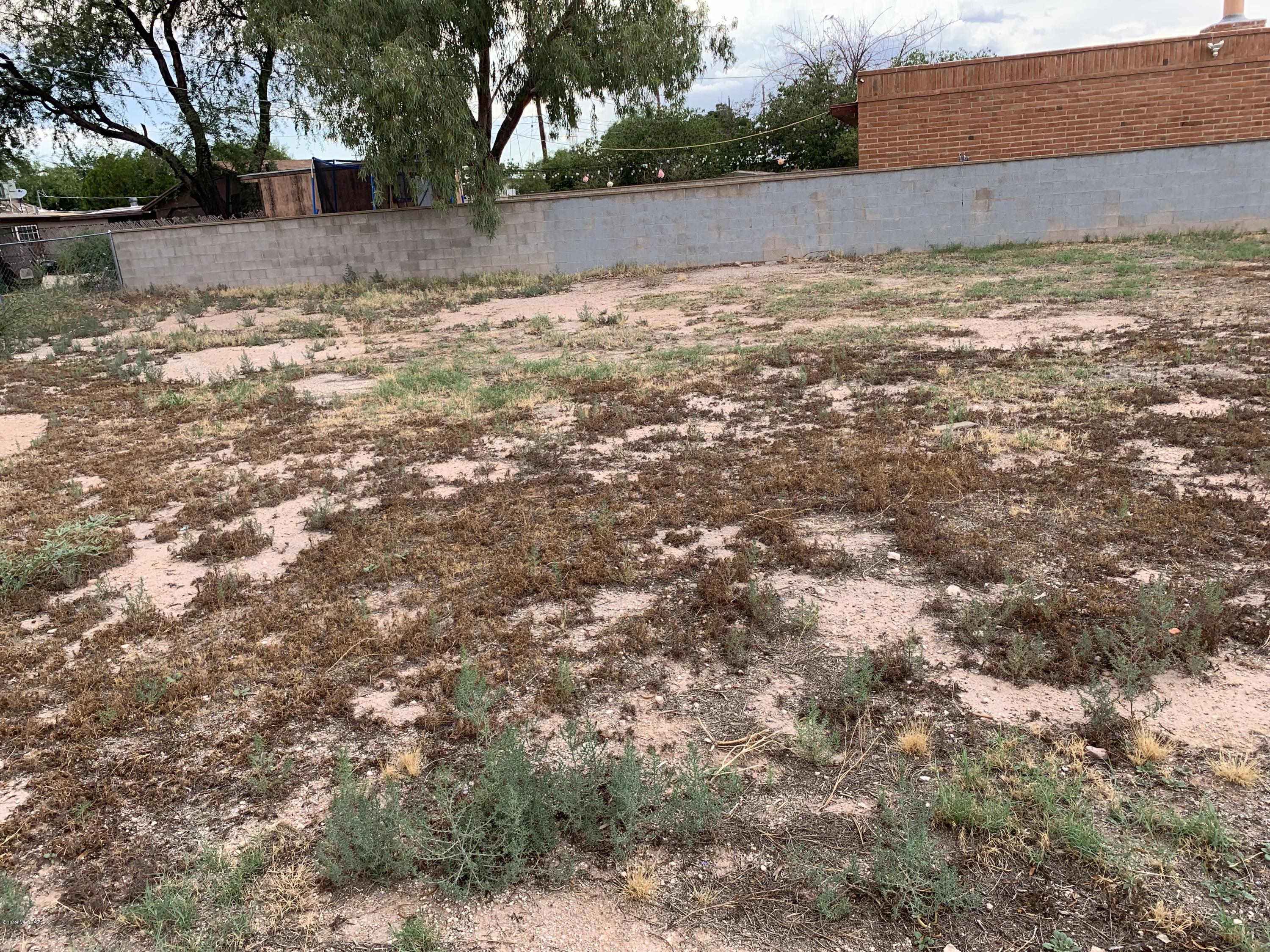 Surrounded by new construction! Nice, flat lot, ready to build a single-family residence or duplex (zoned R-2).