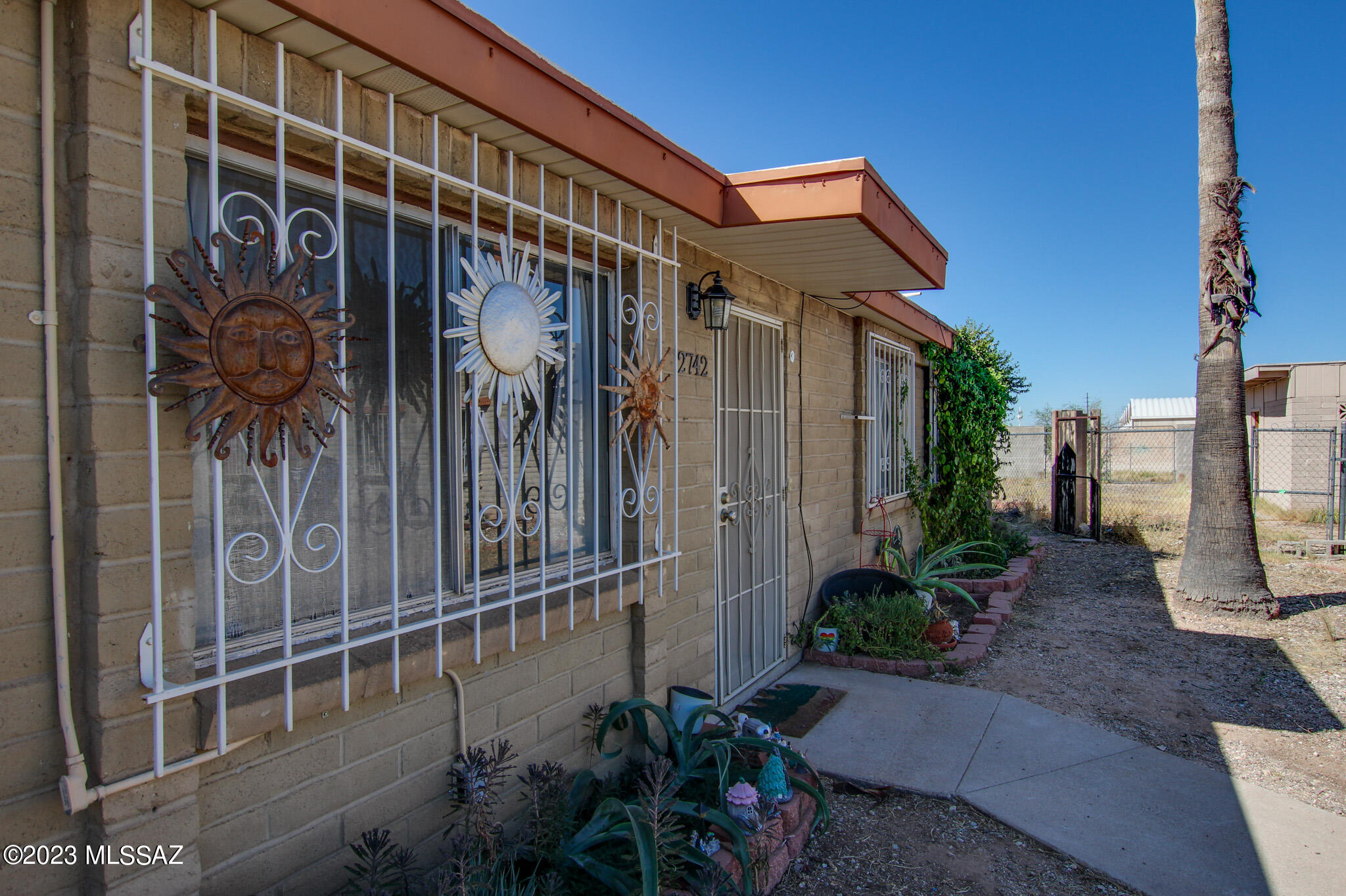 Charming 3 bedroom / 2 bathroom slumpblock townhome on a huge cul de sac lot on the East side of Tucson. Interior features include white kitchen cabinets with all appliances & center island. Ceramic tile throughout a majority of the home, updated master bathroom and more. The exterior has a large attached storage room with washer/dryer, detached storage unit with power, huge rear yard and ample parking. Come see this home and call it yours.