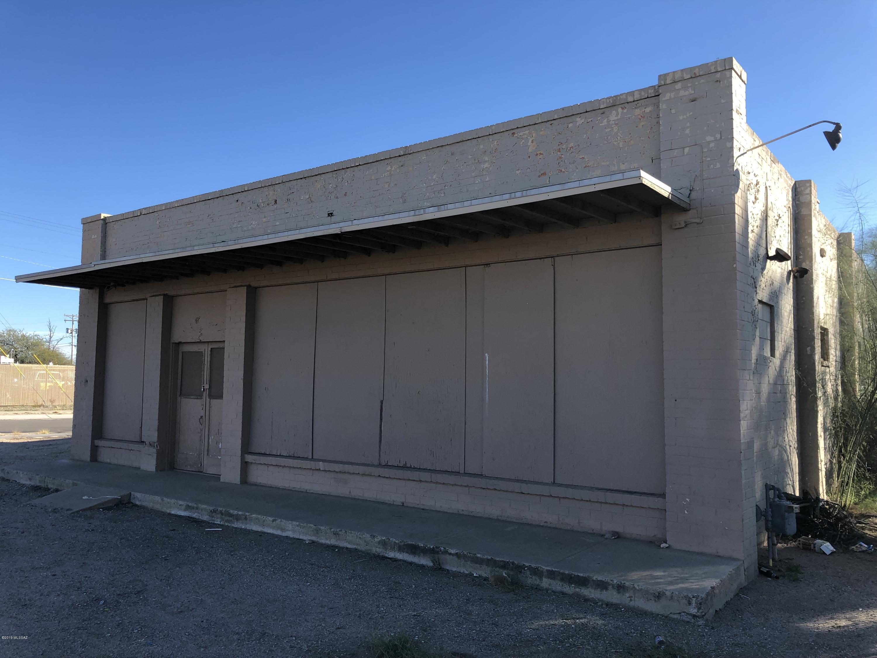 This is close proximity to Tucson Marketplace!  Check out this rare retail opportunity with almost 50 feet of prime frontage right on 36th St.  This lot offers over 1500 square feet of retail and an attached 600 square foot living space with bedroom / bathroom.  The remaining part of the backside of the lot is fully fenced.  This lot offers off street parking on both the North and the West sides.