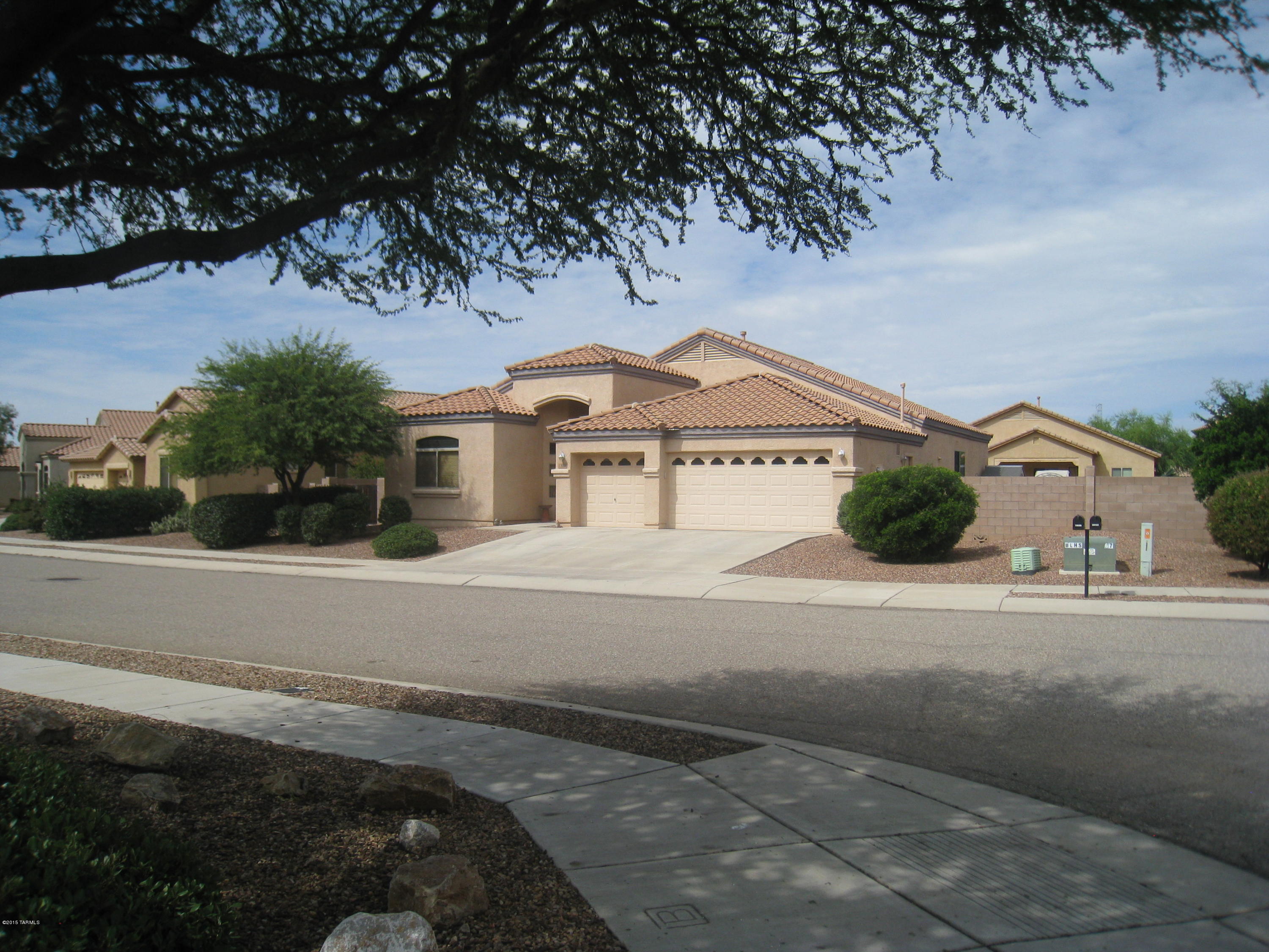 On Almost a Quarter Acre! Great Lennar floorplan! 2338 Sq. Ft. home has 10' ceilings, beautiful open living spaces! Kitchen has Graniite Countertops, Maple Cabinets, Stainless Steel appliances. Extra room adjacent to kitchen & living space can be a play room, office, formal dining room or what ever suits your needs! Large Master Suite has huge walk-in closet Master bath has garden tub, walk in shower & dual sinks. Split bedroom plan 2/3 Bedrooms/1bath separate from master. Large Pool size rear yard. Large 3 car garage.